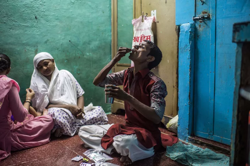 Hanif is 25 years old, lives in Mumbai, and is one of only a handful of extensively drug-resistant TB (XDR-TB) patients in India lucky enough to be able to have acesss to the new drugs. After having failed treatment for the fourth time, Hanif was referred to the clinic of Medecins Sans Frontieres (MSF) / Doctors Without Borders, an international medical humanitarian organisation who since 2006 provides free diagnosis, treatment and support to patients with drug-resistant TB in Mumbai.