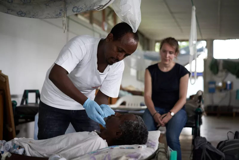 Aderaju Kibret, MSF medical research manager, and Dr Saskia van Henten, Antwerp Institute of Tropical Medicine’s (ITM) scientific collaborator, perform a routine check on Kasaye, a kala azar/HIV co-infected patient in Ethiopia, 2018.