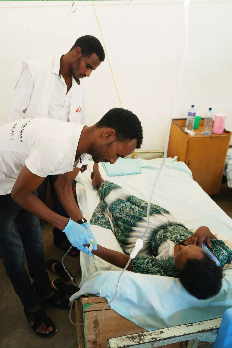 MSF ICU nurse Degifew Dires sets an infusion with anti-venom for a snakebite patient. The young woman, Workey Mekonen, is 24 years old and widowed with four children.
