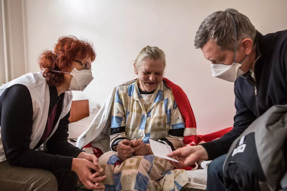 Heidi Niehus, nurse team supervisor, counselling multidrug-resistant TB (MDR-TB) patient Halyna Uvarenko, 56, about her treatment and upcoming discharge from the Zhytomyr Regional TB Dispensary.