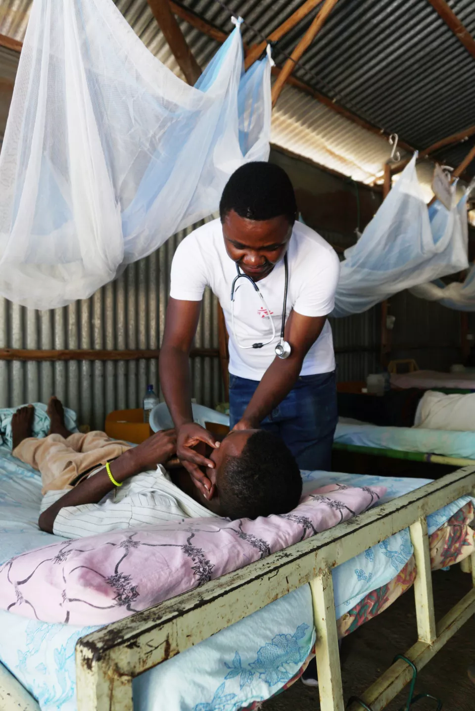 Dr. Ernest Nshimiyimana, MSF medical team leader, checks kala azar patients in the ward for patients with kala azar coinfections, at the Abdurafi MSF health centre.