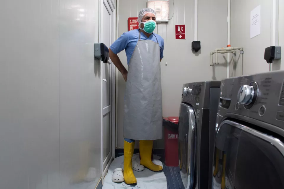At MSF’s post-operative care hospital in Mosul (Iraq), infection and prevention control (IPC) measures are implemented. One of the pillars of IPC consists in cleaning, sterilizing and sanitizing. Here, an MSF staff is getting ready to wash medical clothes.