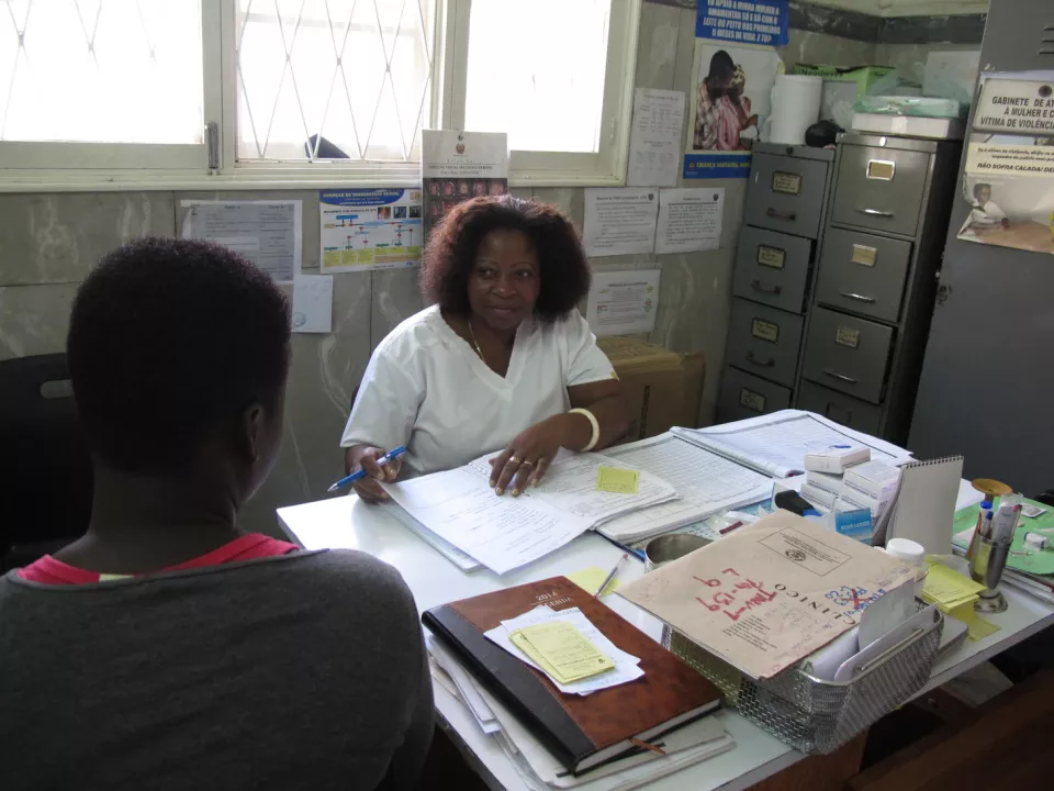 An MSF nurse during a consultation for cervical cancer screening in Alto Mae, Maputo.