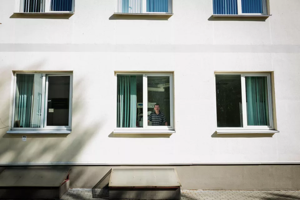 Leonid, 53, from Belarus, spends his days and nights alone in a locked room in the intensive care unit of the Republican TB Institute. Leonid has nightmares and he is convinced that they are caused by loneliness. Leonid has a daughter and grandchildren, but has not seen them since he got sick several years ago. All of his family are afraid of catching TB from him. “Living with TB is very bad. You might as well be dead – no one needs you. There’s nothing worse than loneliness. No one wants to visit me,