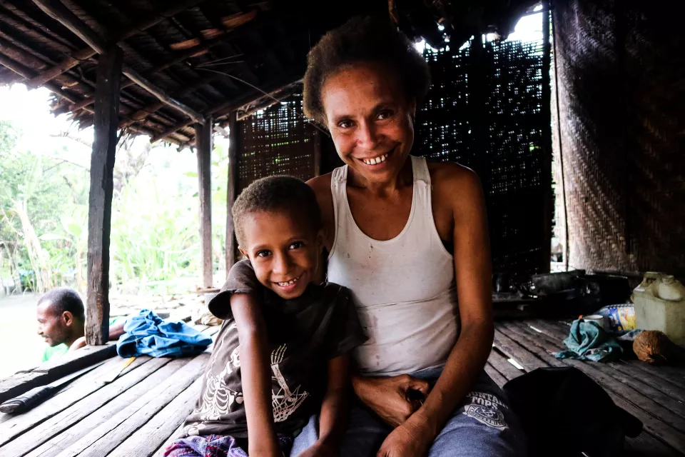 Both Meme Mahiro, 5, and his mother Kari Dusty from Papua New Guinea are on treatment for tuberculosis. In the beginning, the other villagers isolated them, but once they saw how both patients improved, they returned to normal behaviour. Stigmatisation is a severe additional burden for TB patients. It is crucial that TB patients are continuously provided with medication and take their medication regularly. However, access to health care is difficult in a country like Papua New Guinea.