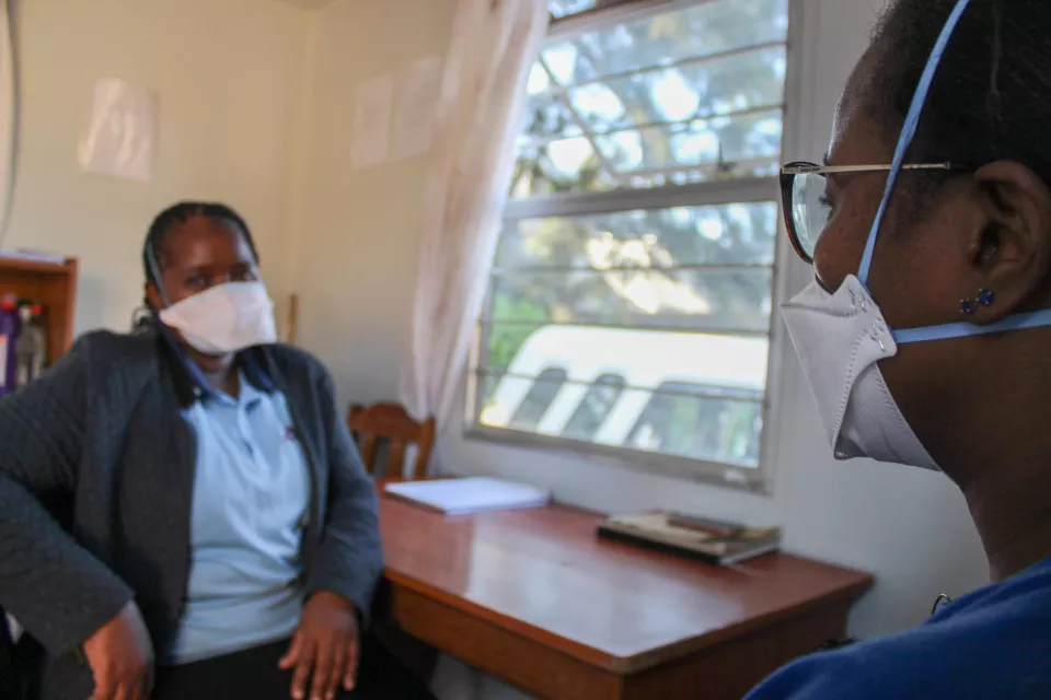 MSF nurses discuss inside HIV testing site in Nhlangano