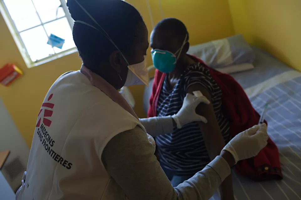 Nolitha Tsilana, an MSF nurse, prepares an injected TB drug for Jonas Cikizwa, a woman infected with extremely drug-resistant tuberculosis (XDR-TB), HIV and diabetes. Lizo Nobanda TB Care Centre, in Khayelitsha township, near Cape Town, South Africa. 