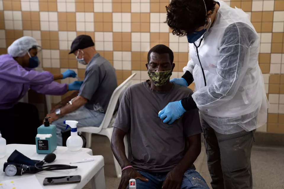 In addition to mobile clinics targeting people living in homelessness, in partnership with the city of Rio de Janeiro, MSF conducted health promotion, screening and medical care activities at a low-cost restaurant in Bonsucesso, in the north of Rio de Janeiro.