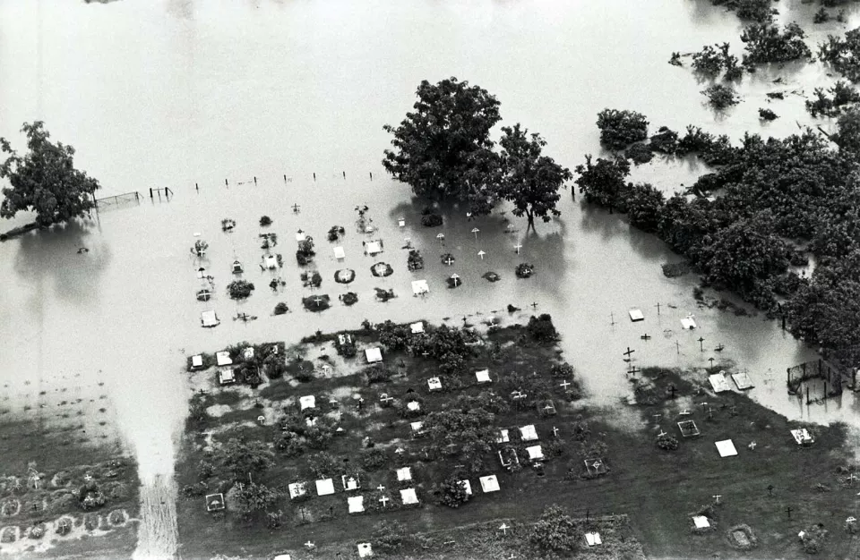 Apres l’ouragan Fifi, qui a provoque plus de 10.000 morts. Premiere intervention d’assistance medicale a long terme de MSF. 