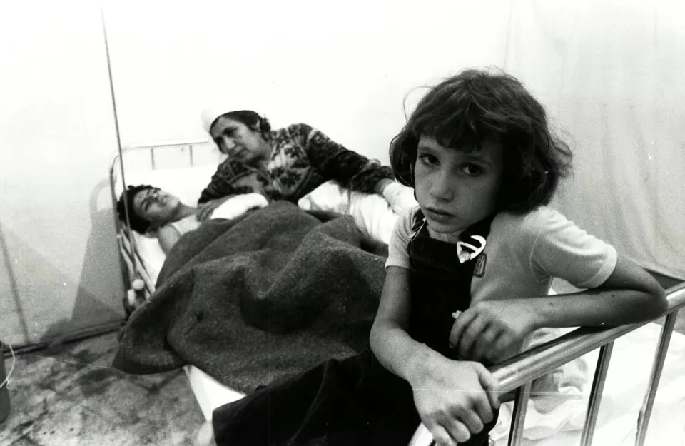 Beyrouth. Les equipes MSF menent des activites chirurgicales et de reeducation fonctionnelle aupres des blesses de guerre. A Beyrouth, les volontaires ont travaille d’abord dans differents centres de sante, puis dans un souterrain amenage en bloc operatoire. 