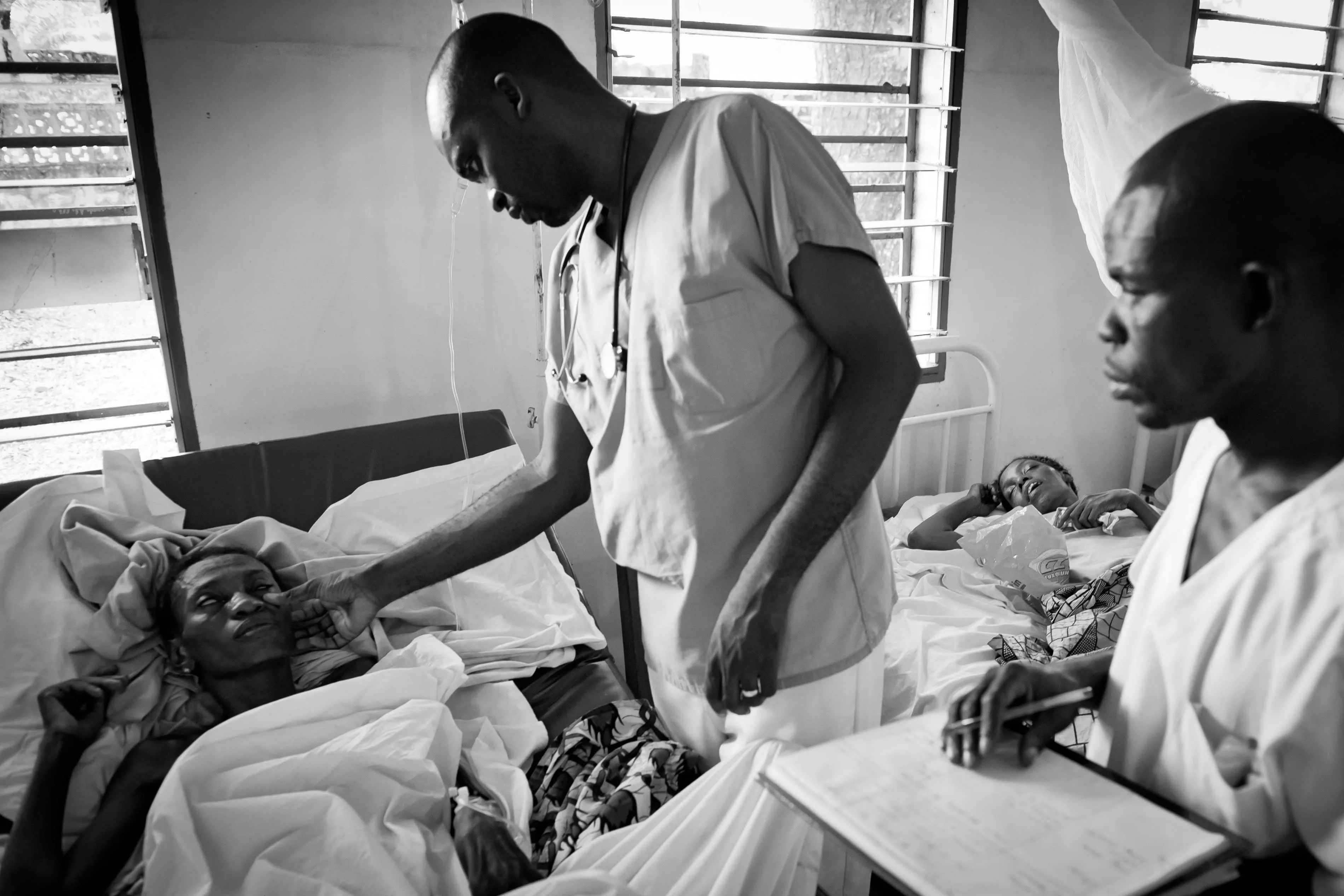 At the Centre Hospitalier de Kabinda (CHK) in Kinshasa, MSF has observed an excessively high number of patients arriving with serious complications resulting from lack of treatment.