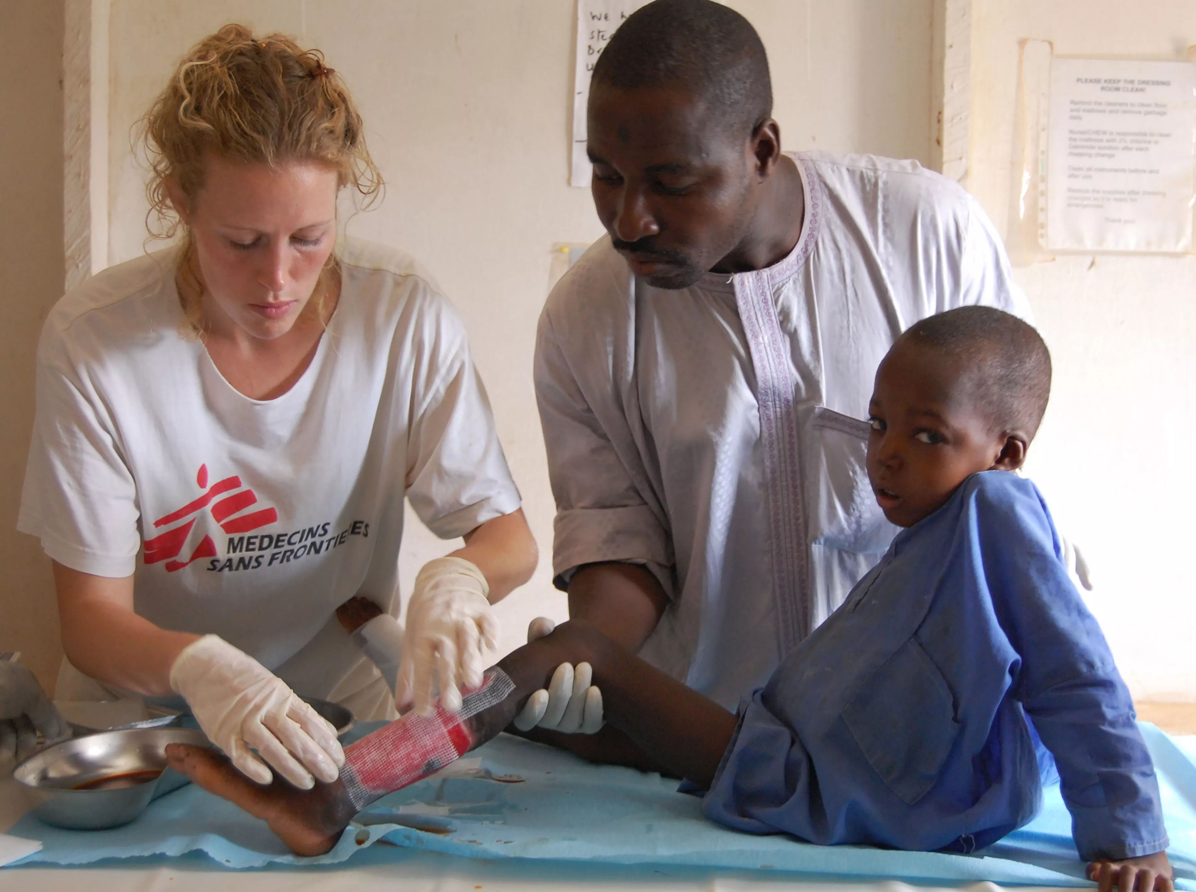 Paediatric nurse Claire Hudson and MSF nurse Mutola dress 7 year old Kabiru’s wound from a suspected snake bite. Goronyo, Nigeria.