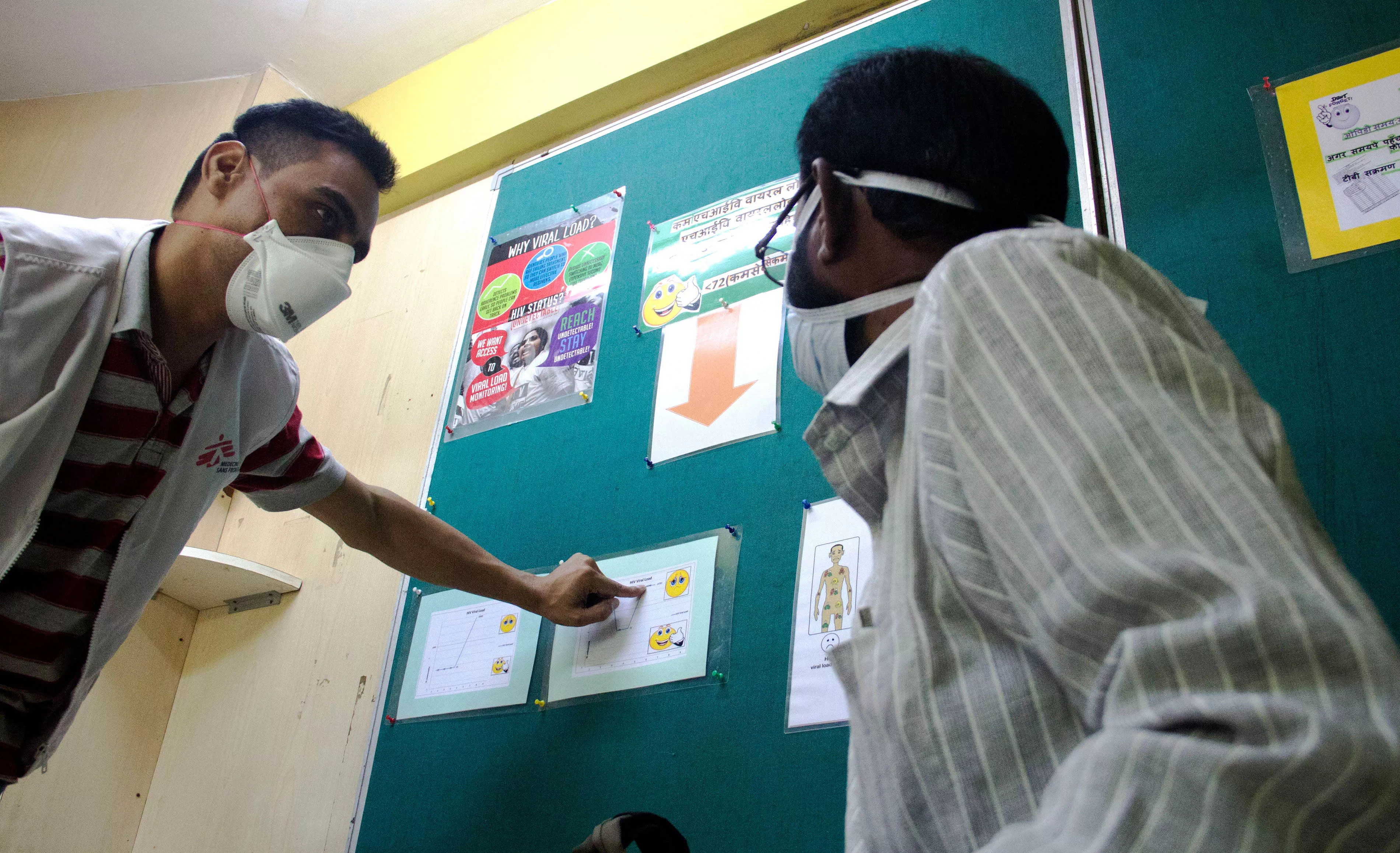 A Peer Educator in MSF Mumbai clinic conducting an educational session for a patient living with HIV, on 3rd line ART