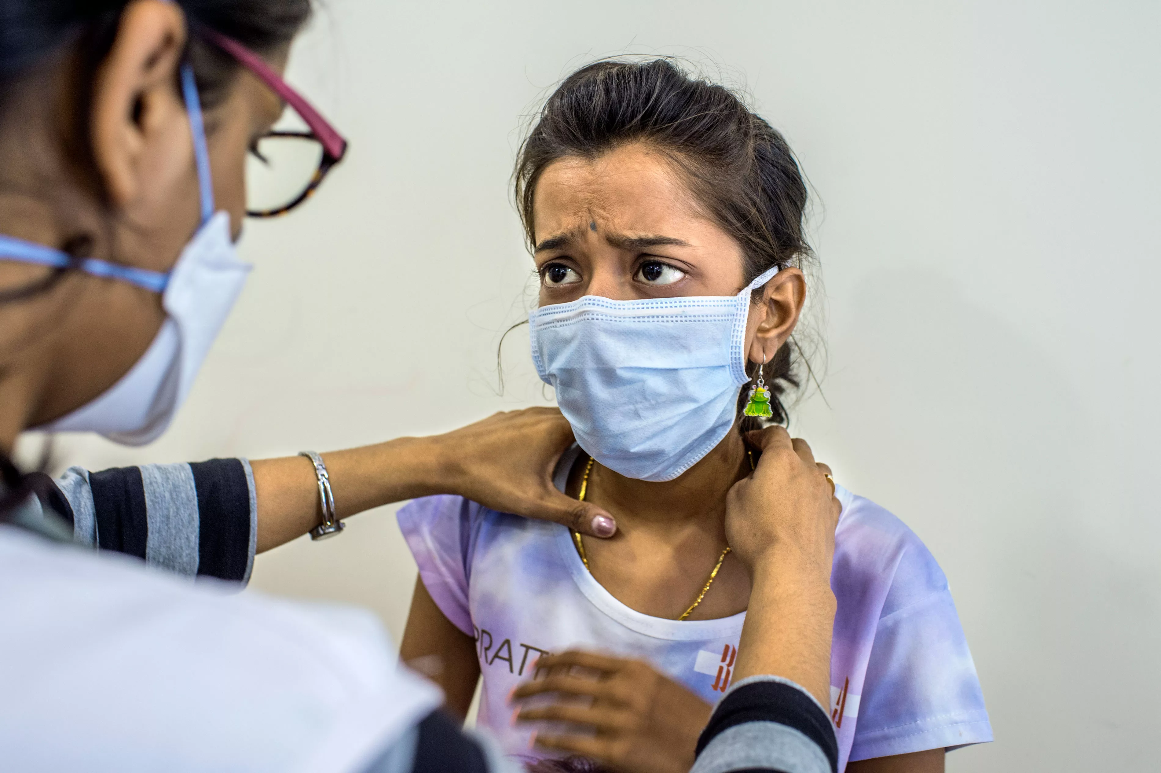 MSF Doctor Joan providing a consultation to Nischaya, an XDR-TB patient, in the MSF clinic in Mumbai, 2016