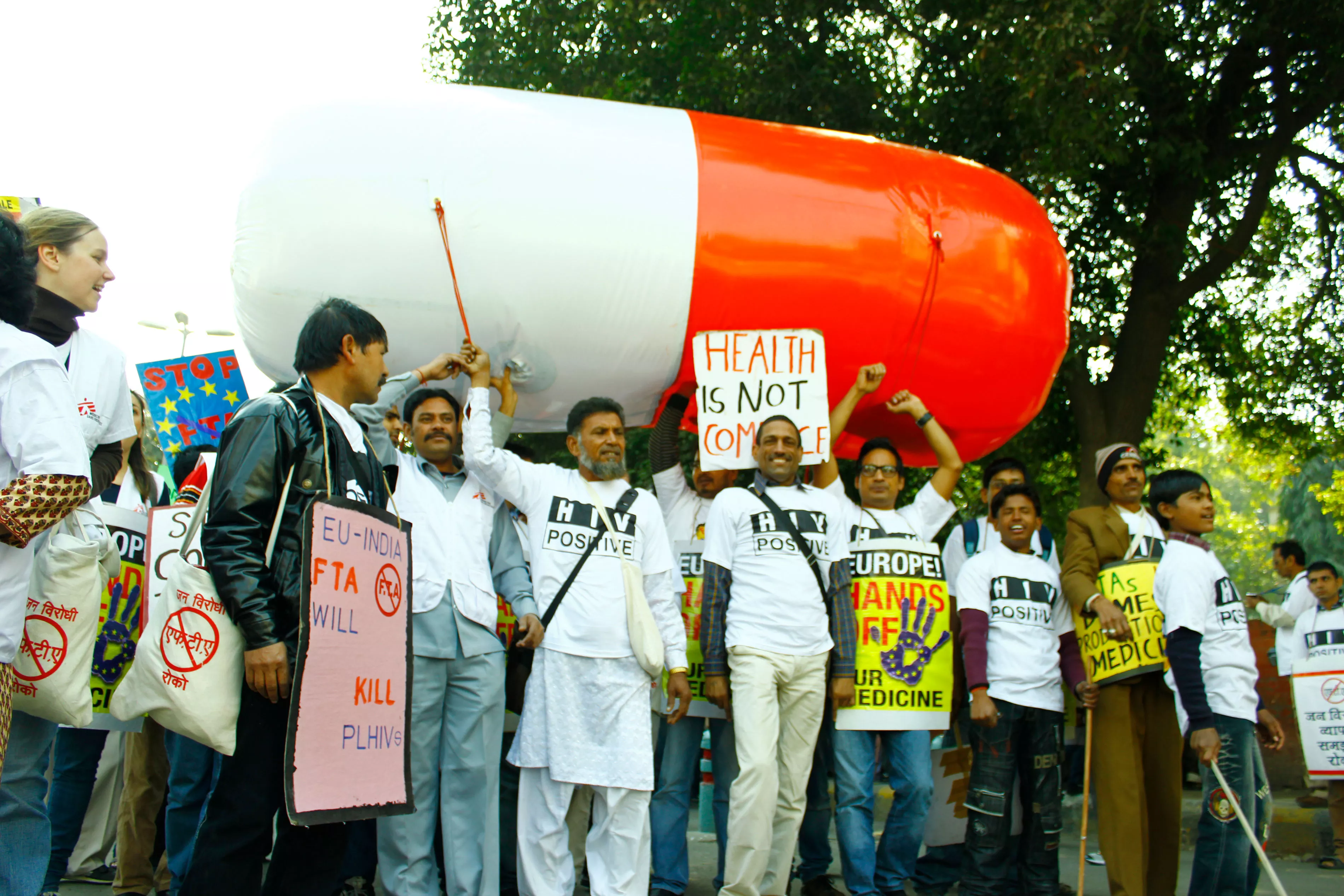 Nearly 2,000 People Living With HIV along with MSF & other civil society organisations rallied in the streets of New Delhi at the start of the EU-India summit. They warned that harmful provisions in a trade deal being negotiated between the EU and India could severely hinder access to affordable medicine for people in developing countries.