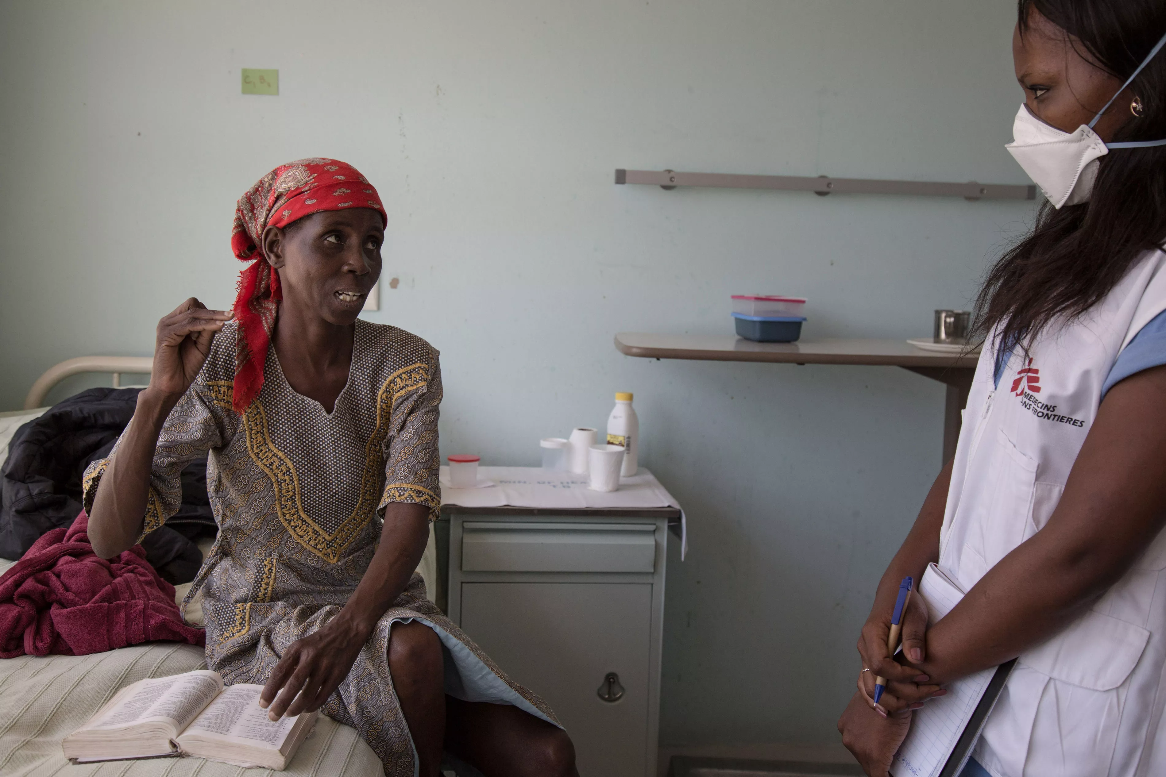 Tholakele (left), 39, MDR-TB patient, is talking to Yenziwe Malaza (right), MSF Psychosocial Supervisor from the Moneni project. National TB Hospital, Moneni, Manzini Region, Swaziland.