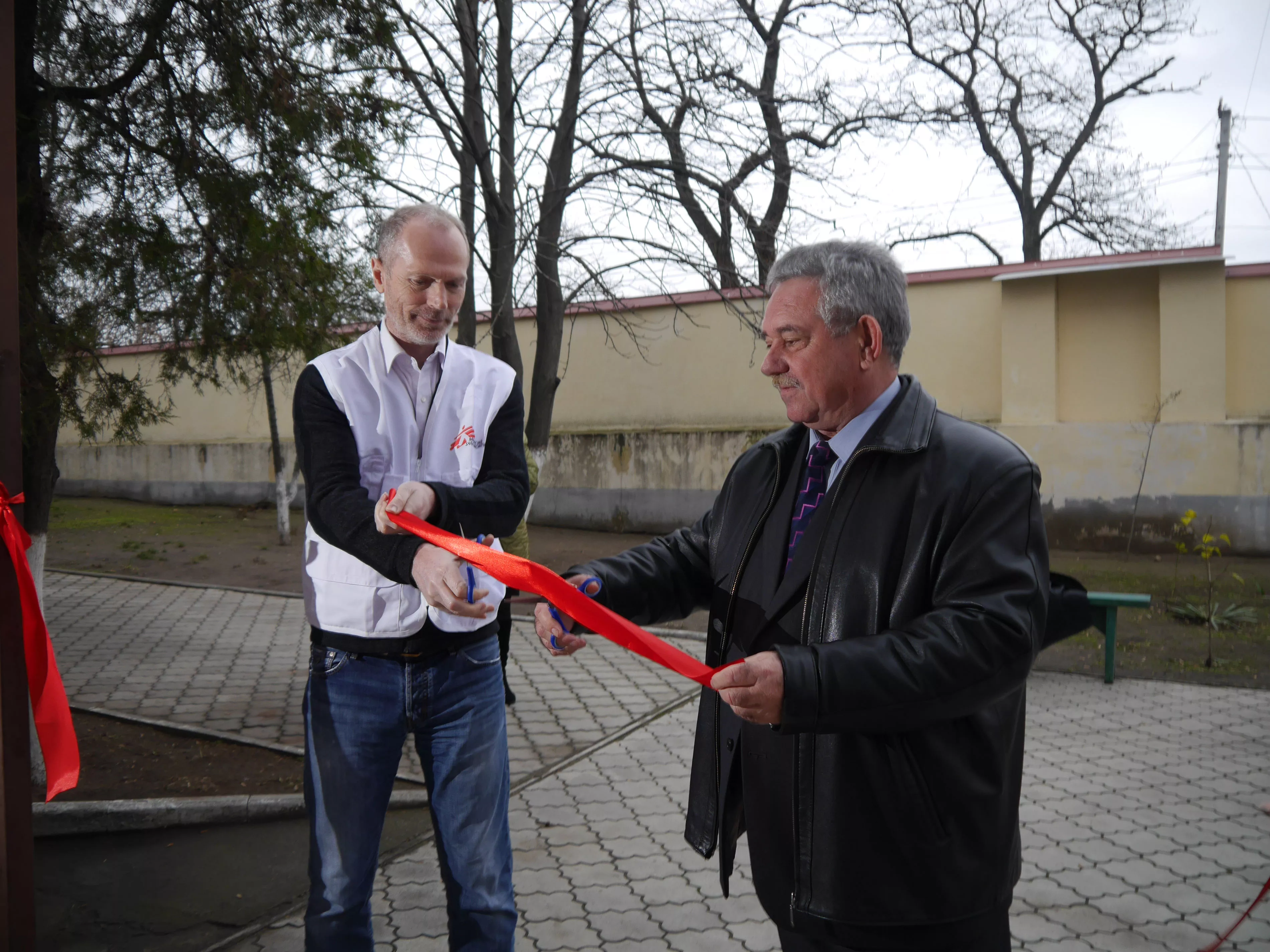 Mark Walsh, head of mission for MSF in Ukraine officially opening MSF’s project with Ivan Dudla, medical specialist from the regional health authorities in Mykolaiv.
