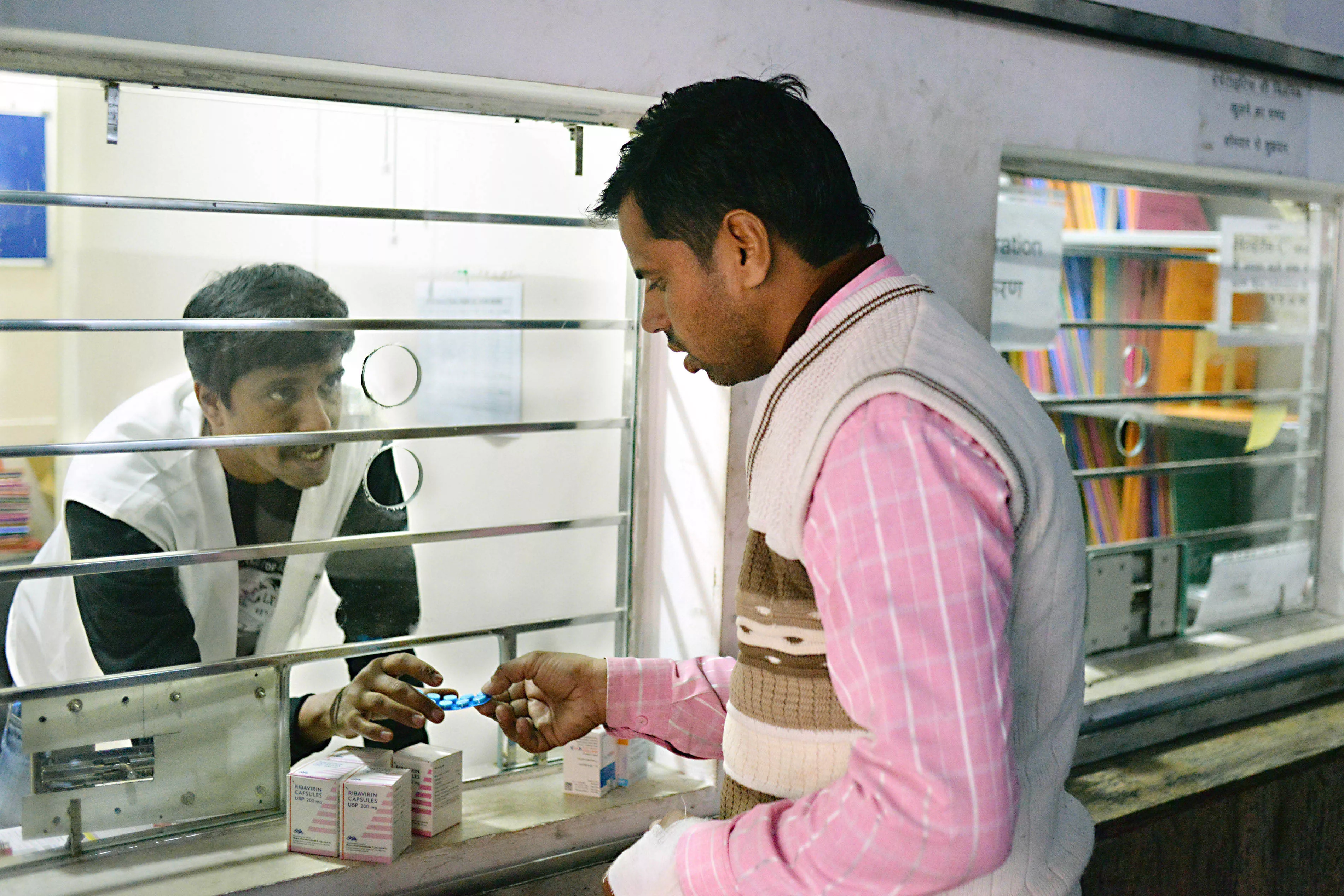 MSF Nurses Jijo Xavier dispenses drugs to a patient at MSF’s hepatitis C clinic located in PL Sharma District Hospital, Meerut. 