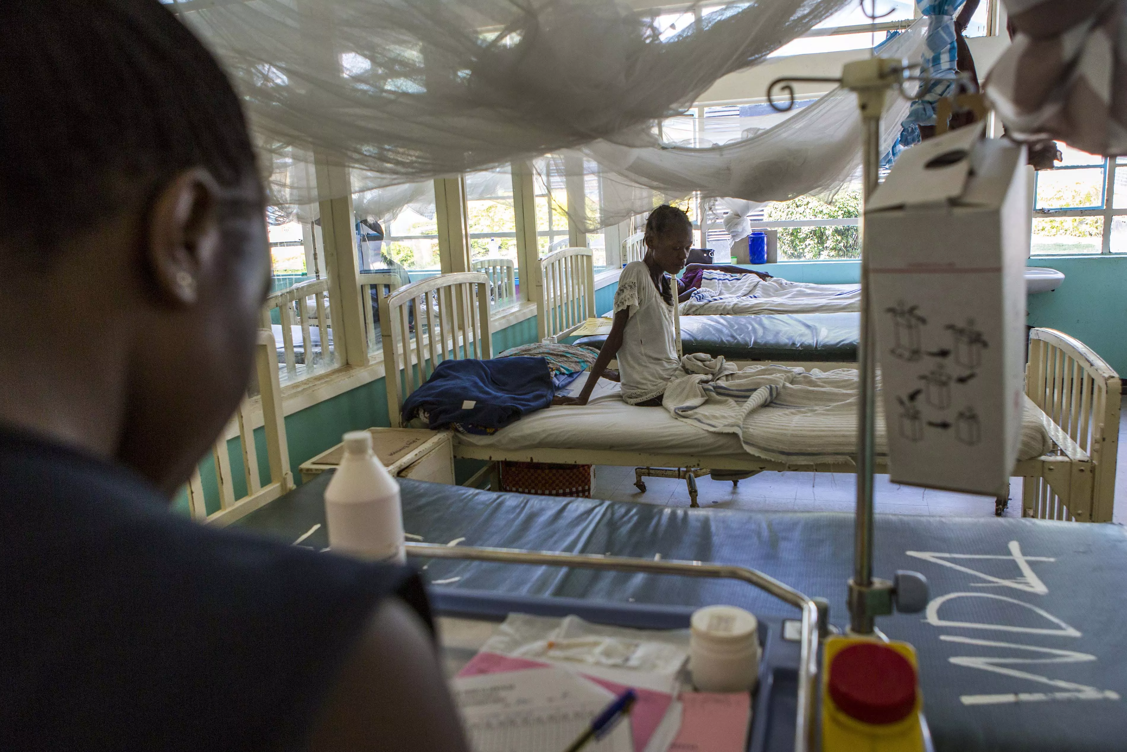 Nurse Arsha prepares medication for HIV patients in wards 3 and 4 at Homa Bay Hospital, July 2017, Kenya.