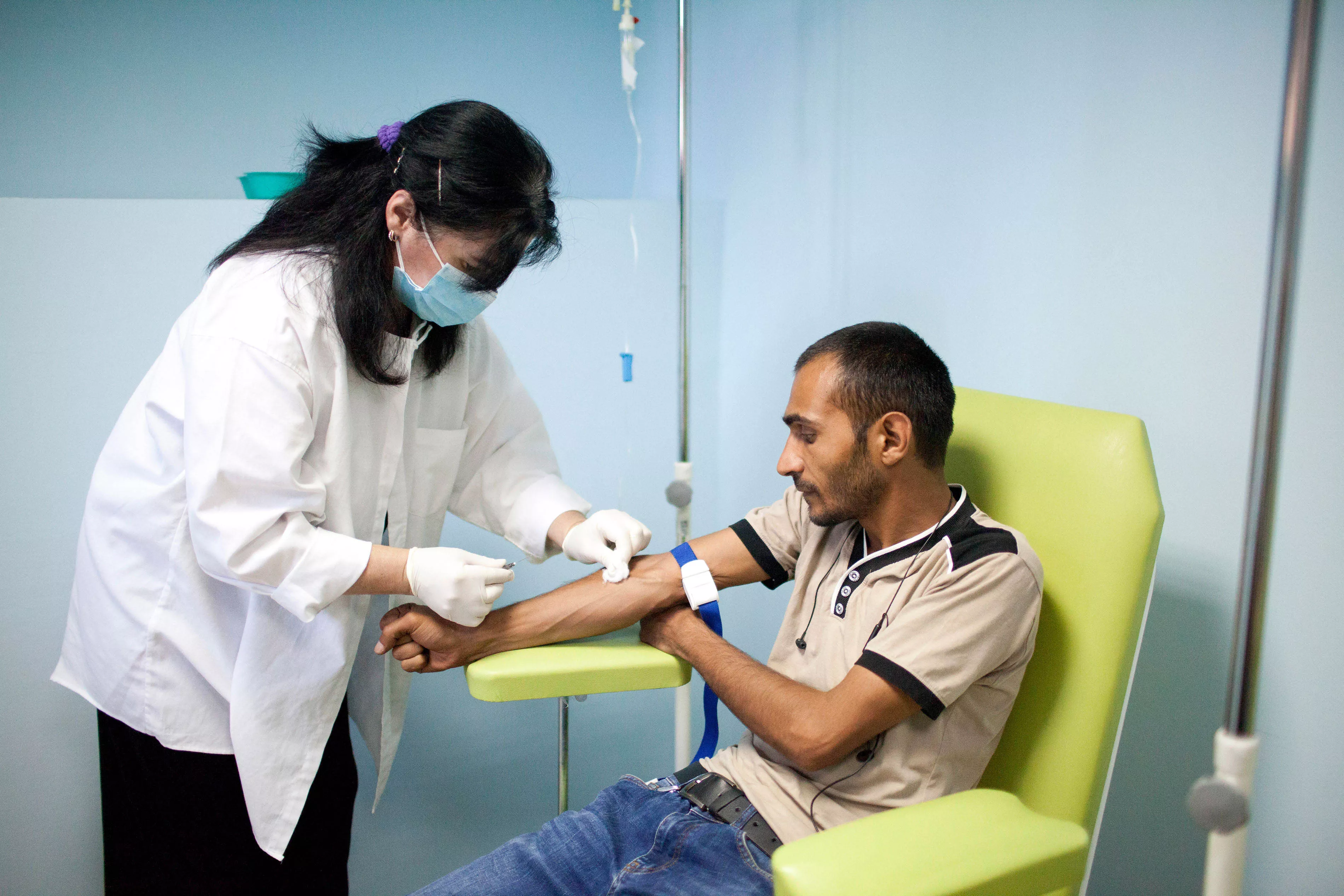 Goderdzi Rajabishvili, an ambulatory patient at the National Centre for Tuberculosis and Lung Disease in Georgia’s capital, Tbilisi, receives his twice-daily infusion of imipenem, an antibiotic used to treat MDR-TB. 