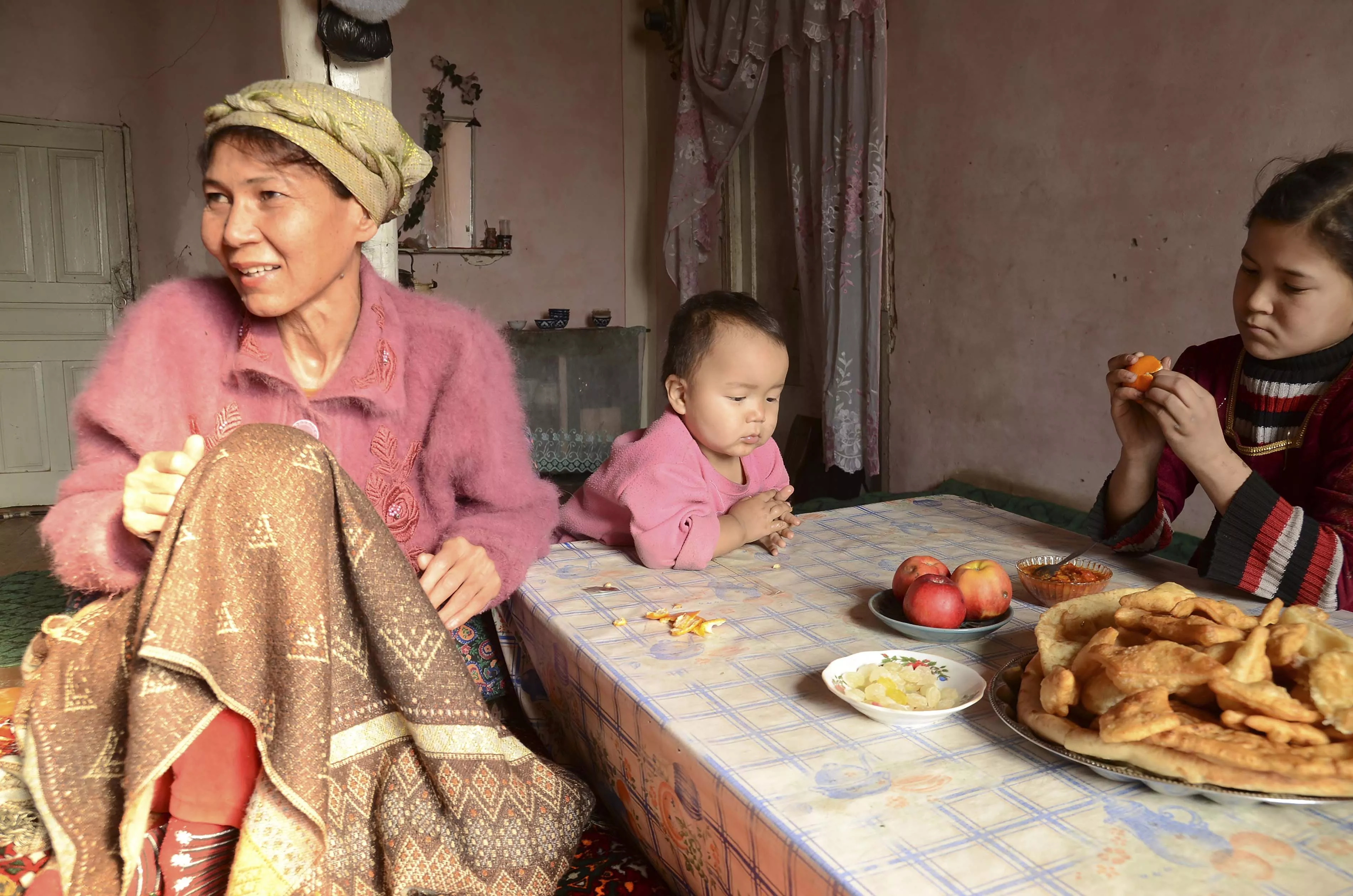 MDR-TB patient Rohatay Abdullaeva at her home with a grandson Atabek and daughter Nadira, town of Hojeily, Karakalpakstan (Uzbekistan). Photograph by Natalia Sergeeva
