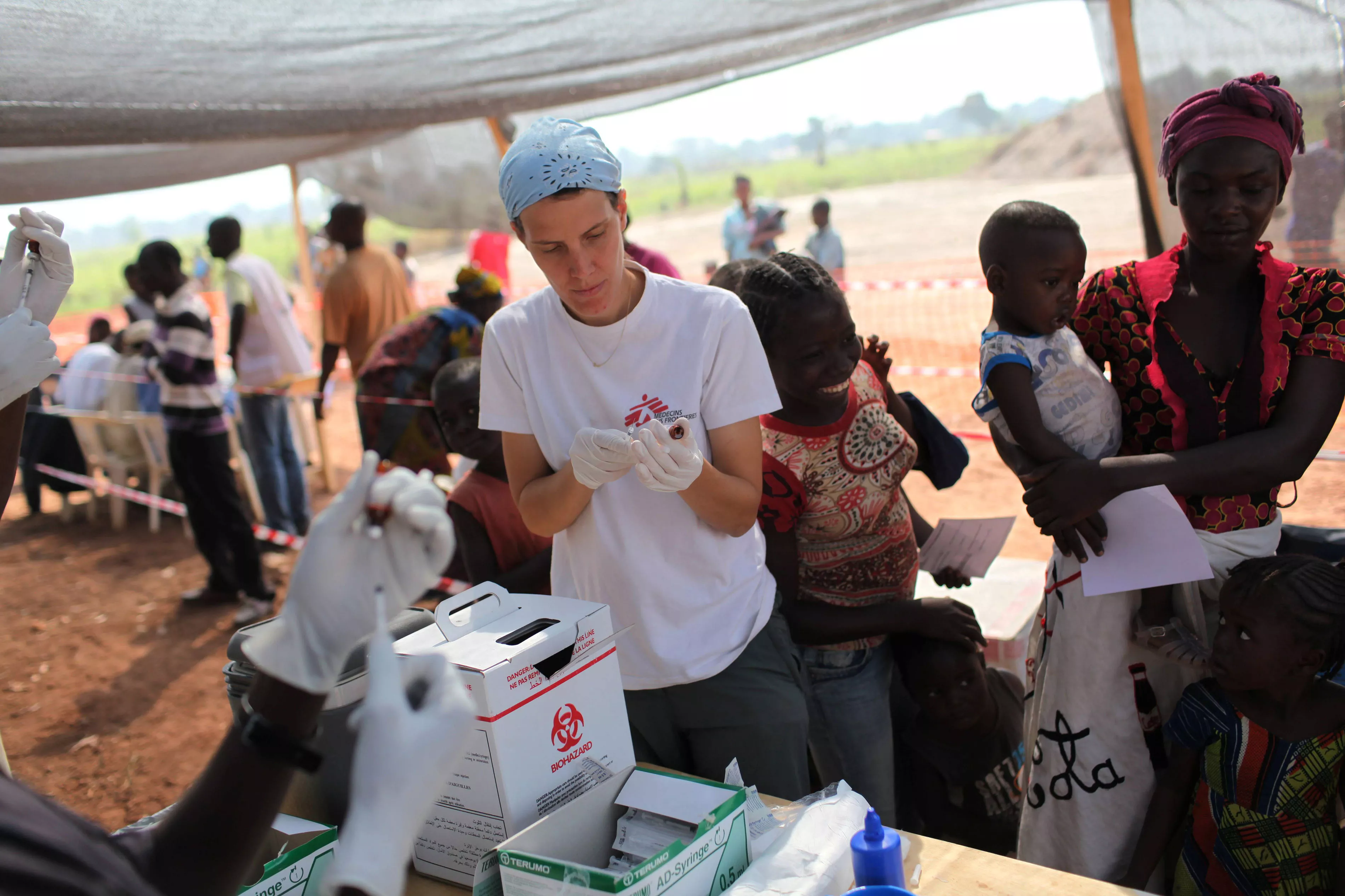Following confirmation of measles cases among children in several camps for internally displaced people in Bangui, Central African Republic, MSF is vaccinating 68,000 children in five camps in the city in order to prevent an outbreak. 