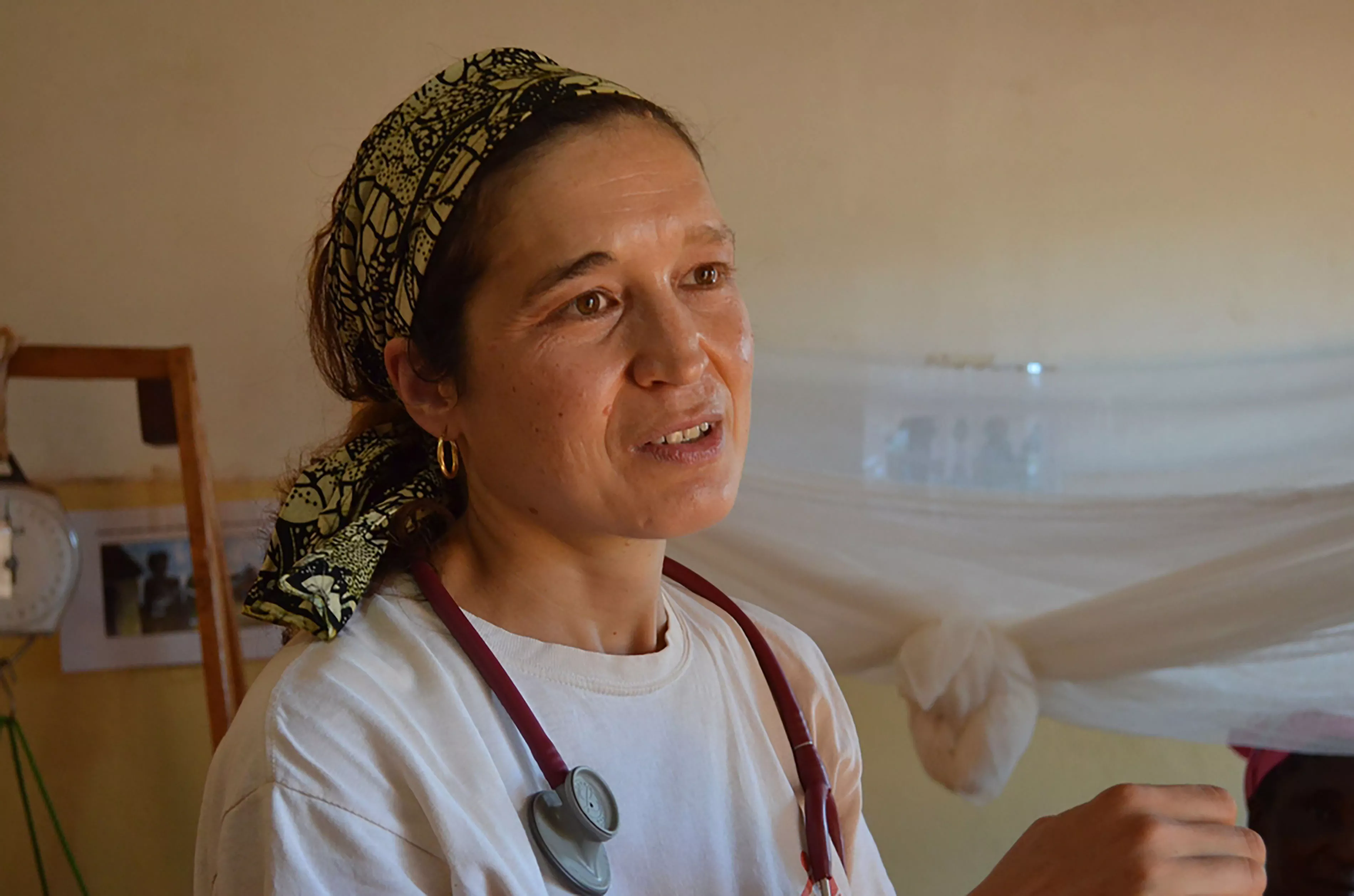 Dr Ilaria Moneta discusses patients with colleagues in the pediatric ward of the MSF-supported Bangassou hospital. Photograph by Sandra Smileyv