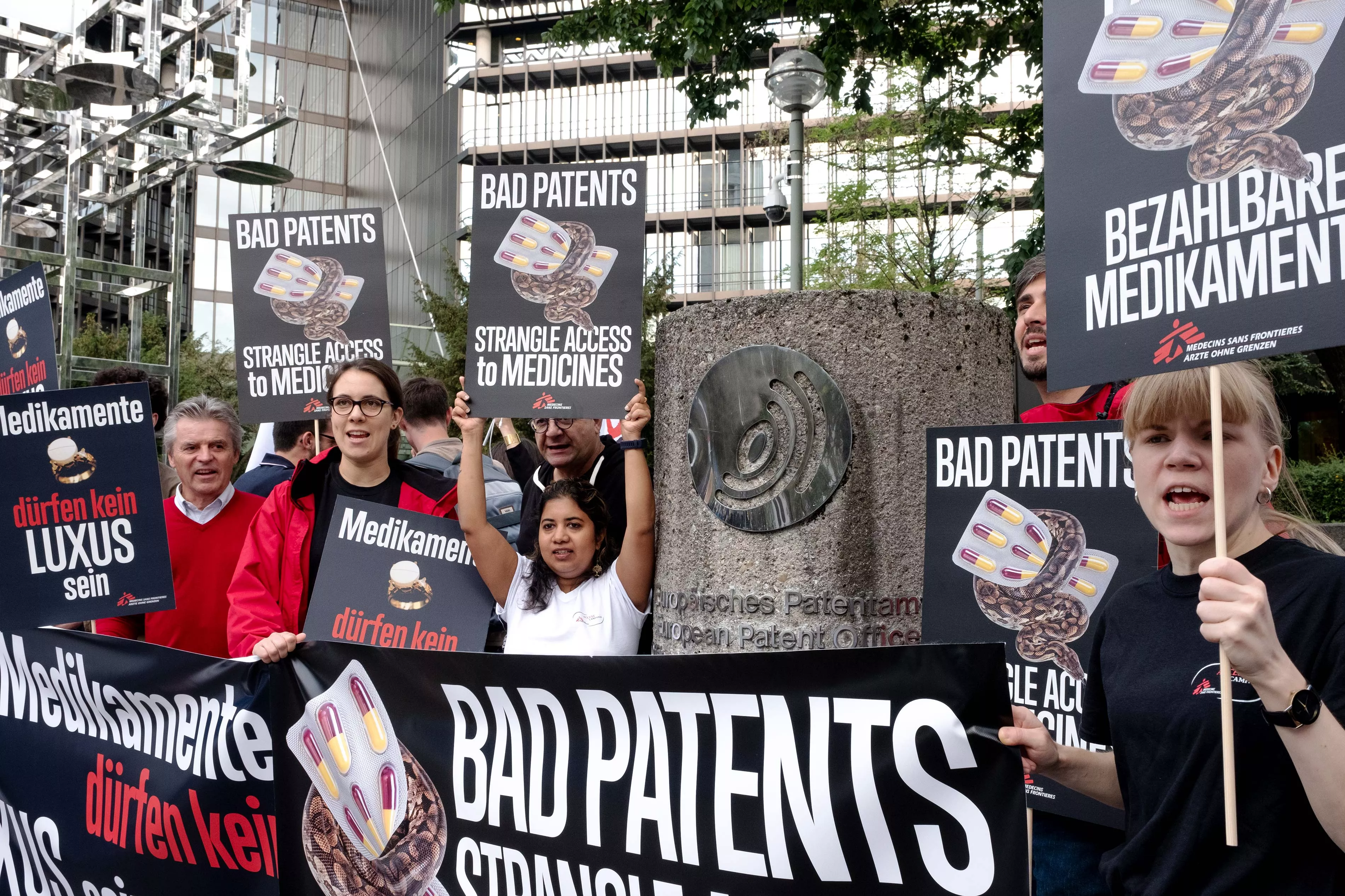 In March 2017, organisations from 17 European countries filed an opposition to Gilead Science's patent on the highly effective hepatitis C drug sofosbuvir. On 13th and 14th of September 2018, the hearing took e place before the European Patent Office in Munich.  Activists held a protest in front of the European Patent Office for affordable medicines at the start of proceedings on 13 September.