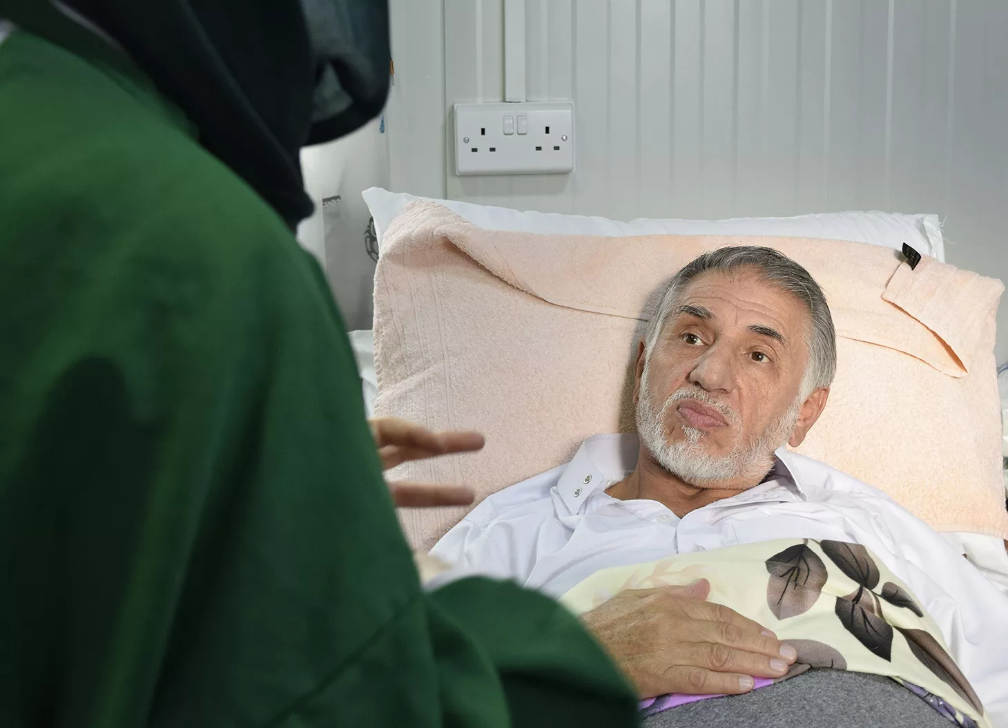 Hani Tah Suleyman, 63 years old, in his room during a psychological support session, in MSF’s post-operative care facility in East Mosul.