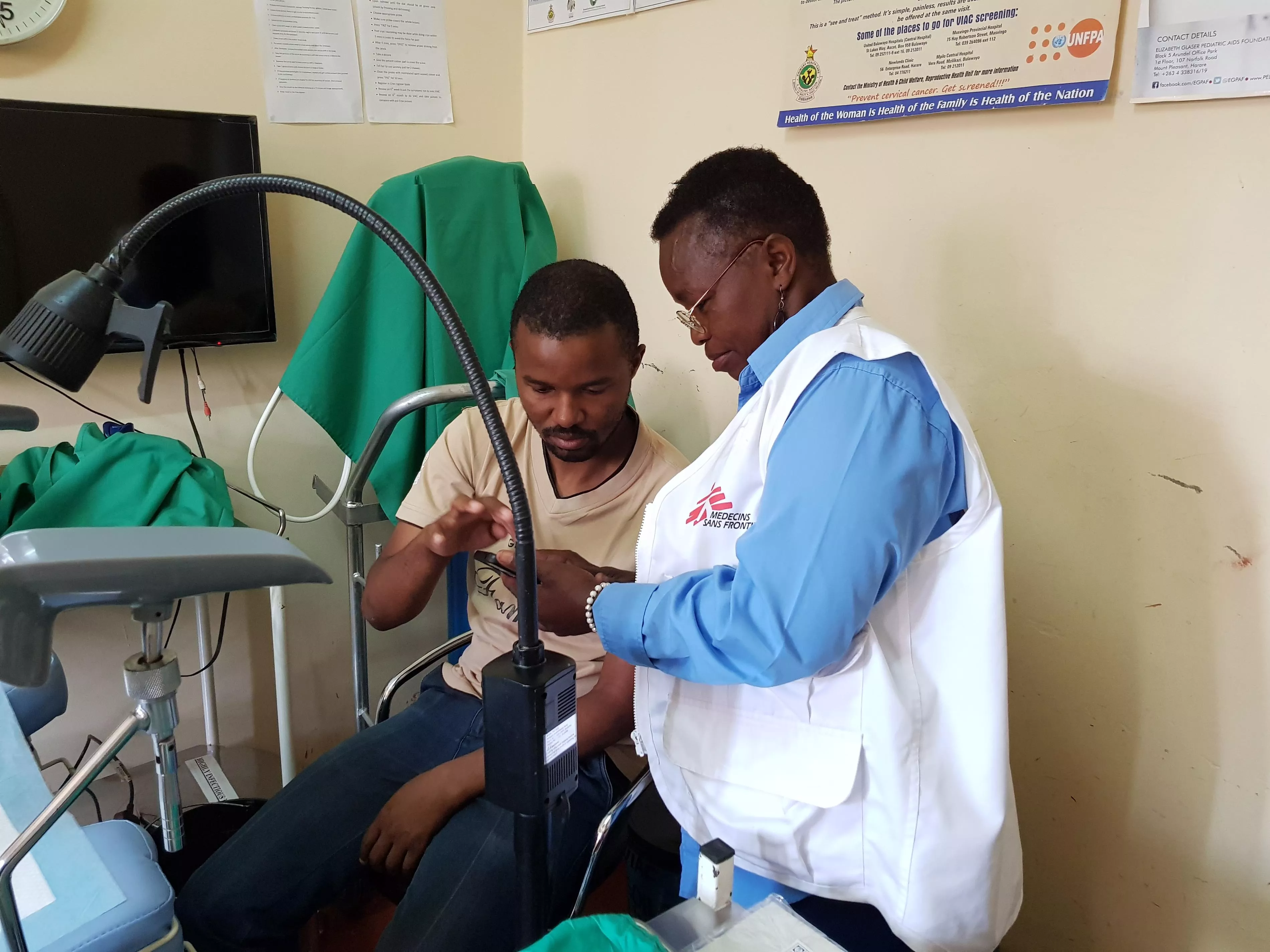 Dr Tapiwa Mupepe and MSF Nurse Mentor Sister Mercy Mandizvo reviewing a client’s VIAC image before performing LEEP at Gutu Rural Hospital.