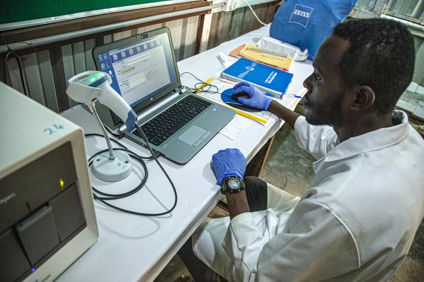 Muhanned Elnour, laboratory supervisor at MSF’s hospital in Al Kashafa refugee camp, in Sudan’s White Nile state, analyses data on the computer.