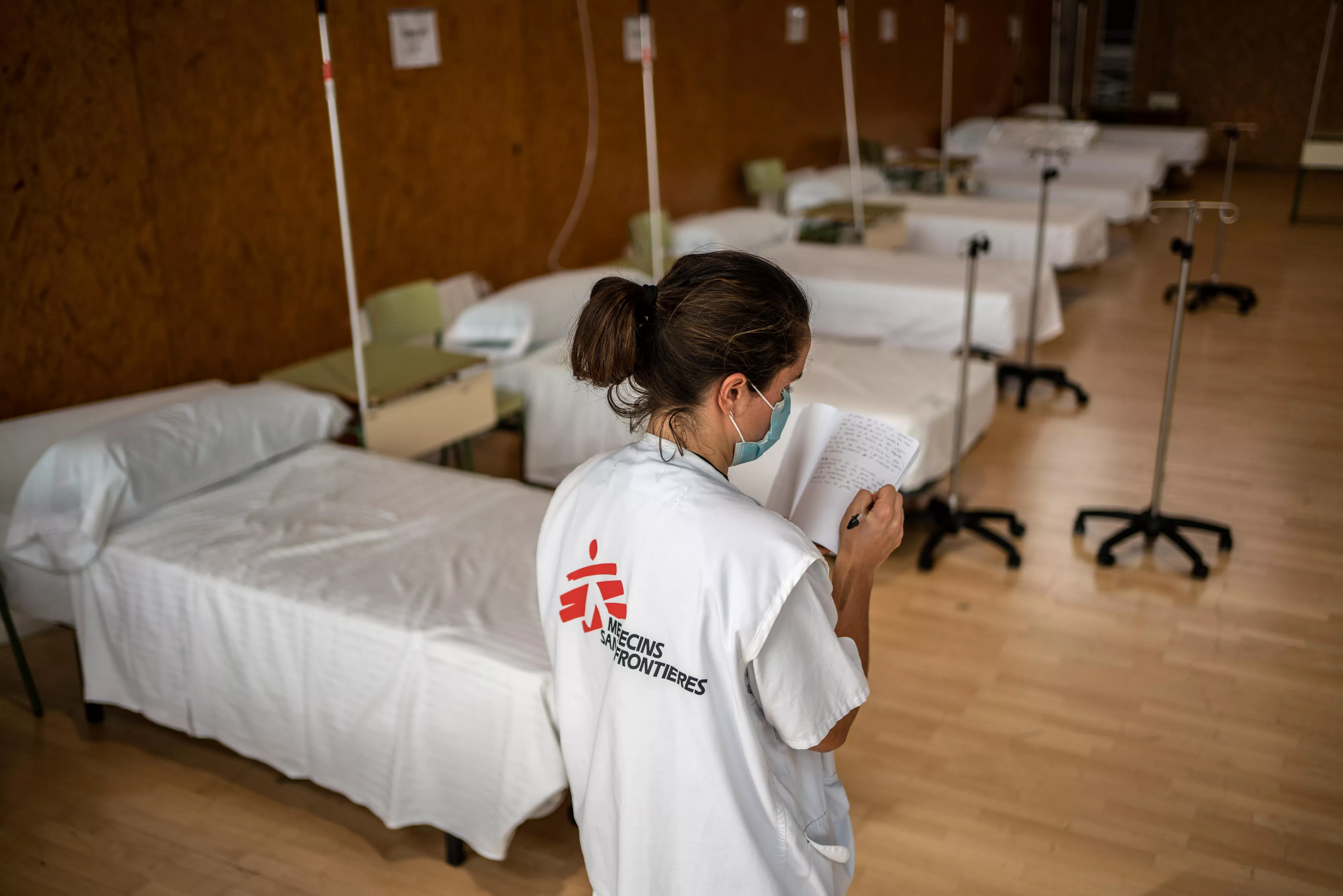 La ampliación de camas mediante un pabellón cercano al Hospital de Alcalá de Henares está lista para su traspaso al hospital.