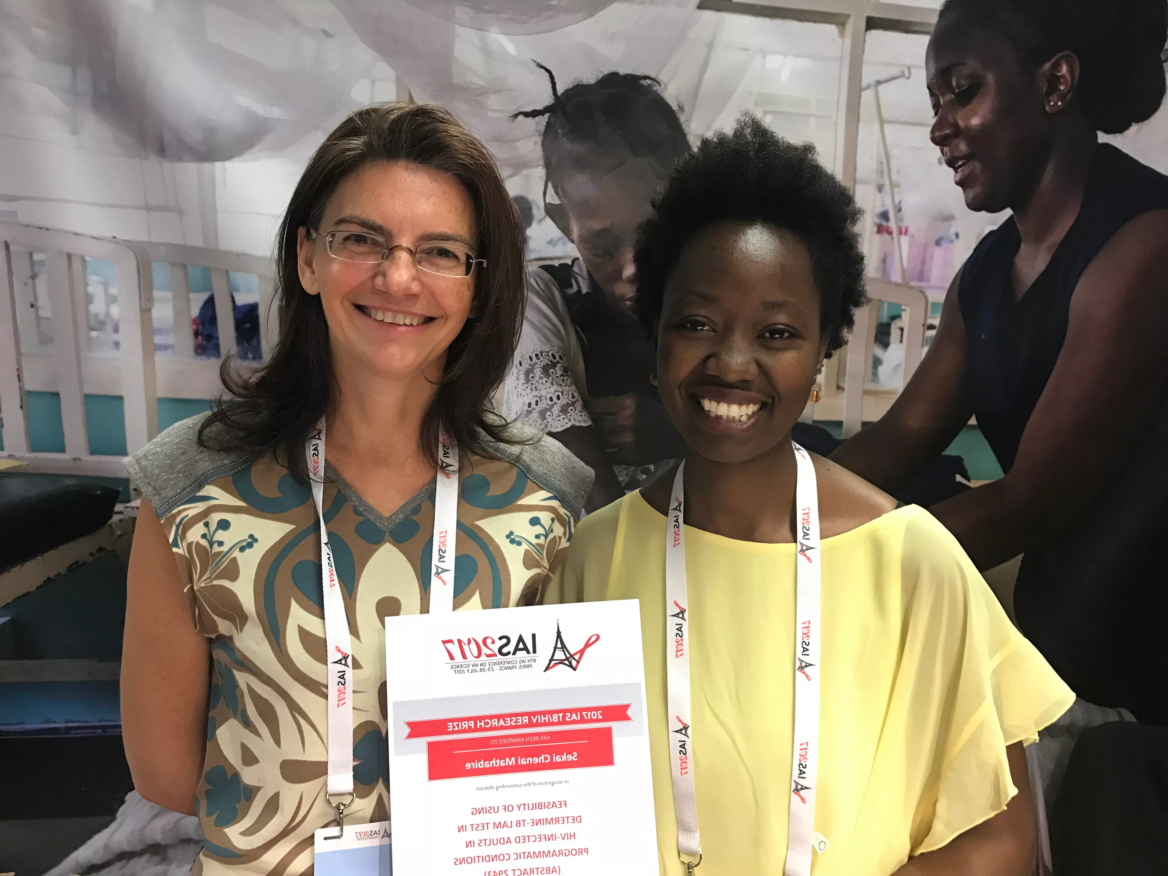 Chenai Mathabire (right), MSF nurse and Researcher won the HIV/TB Research Prize at this year’s IAS for her study on the feasibility of using Determine TB-LAM. 