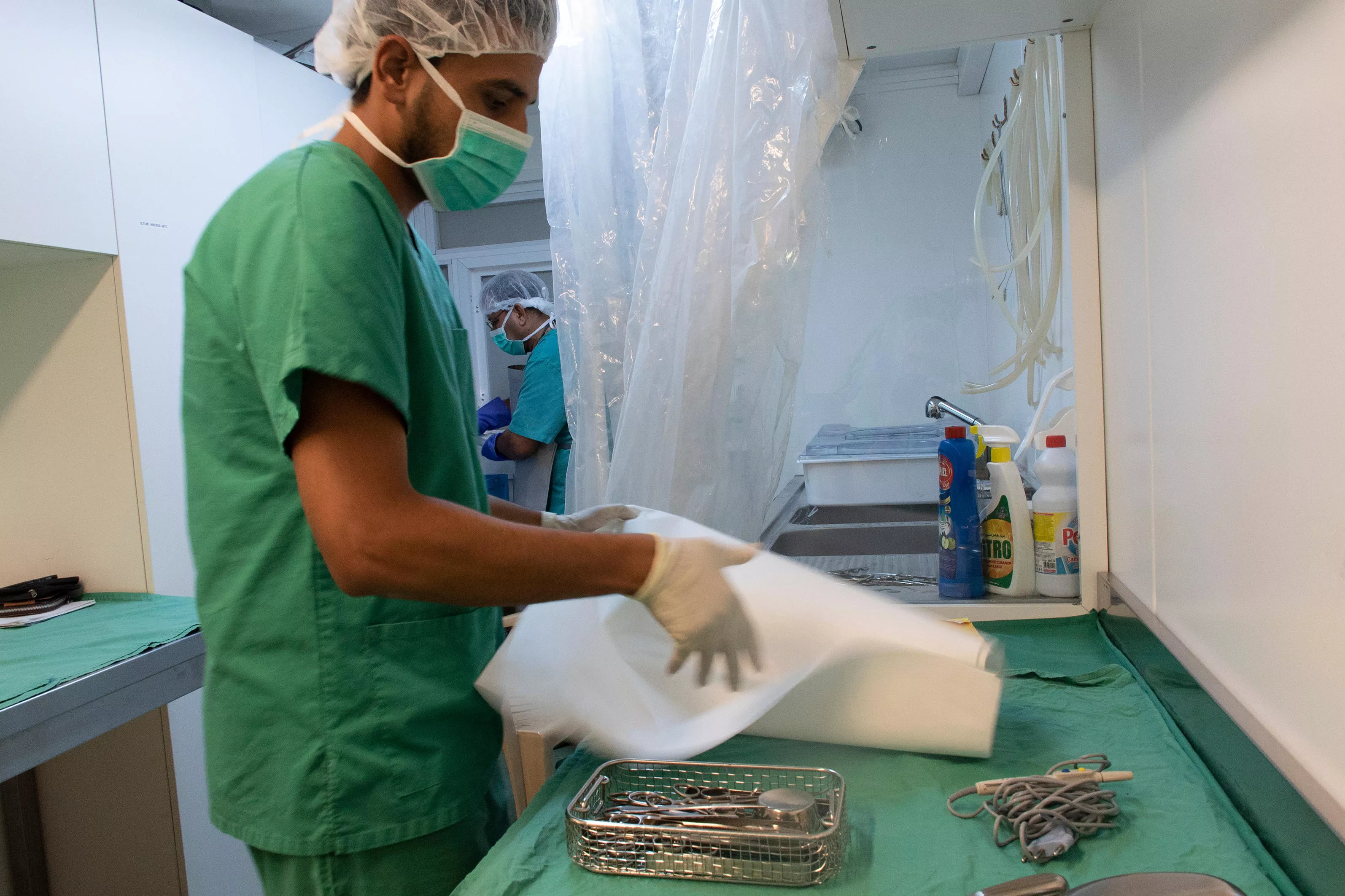 At MSF’s post-operative care hospital in Mosul (Iraq), infection and prevention control (IPC) measures are implemented. One of the pillars of IPC consists in cleaning, sterilizing and sanitizing. Here, an MSF nurse is preparing equipment prior to a surgery.