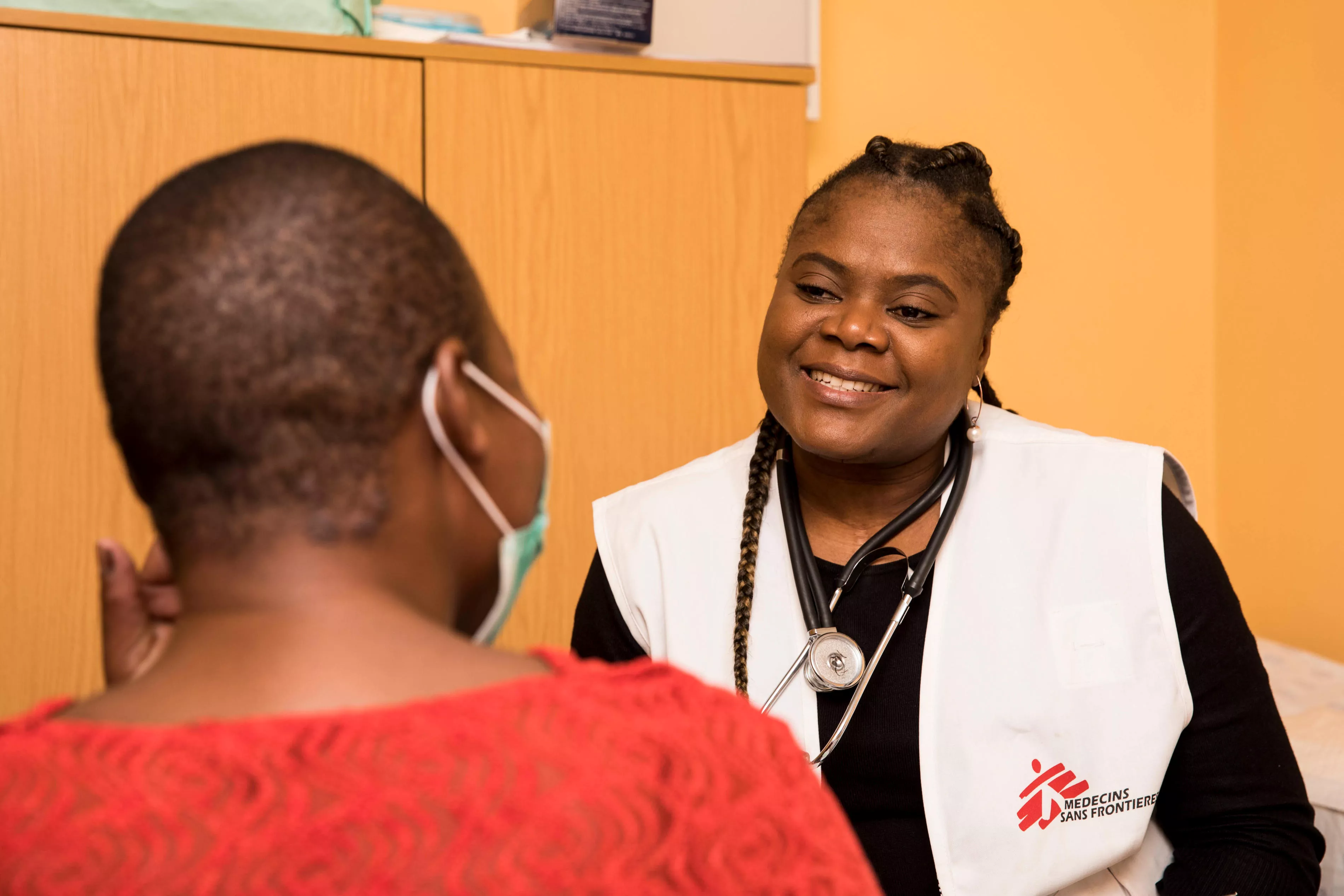 A doctor consults a patient in Michael Mapongwane Community Health Centre’s HIV/TB unit in Khayelitsha, Western Cape, where MSF works alongside the health ministry to provide a range of integrated HIV TB services