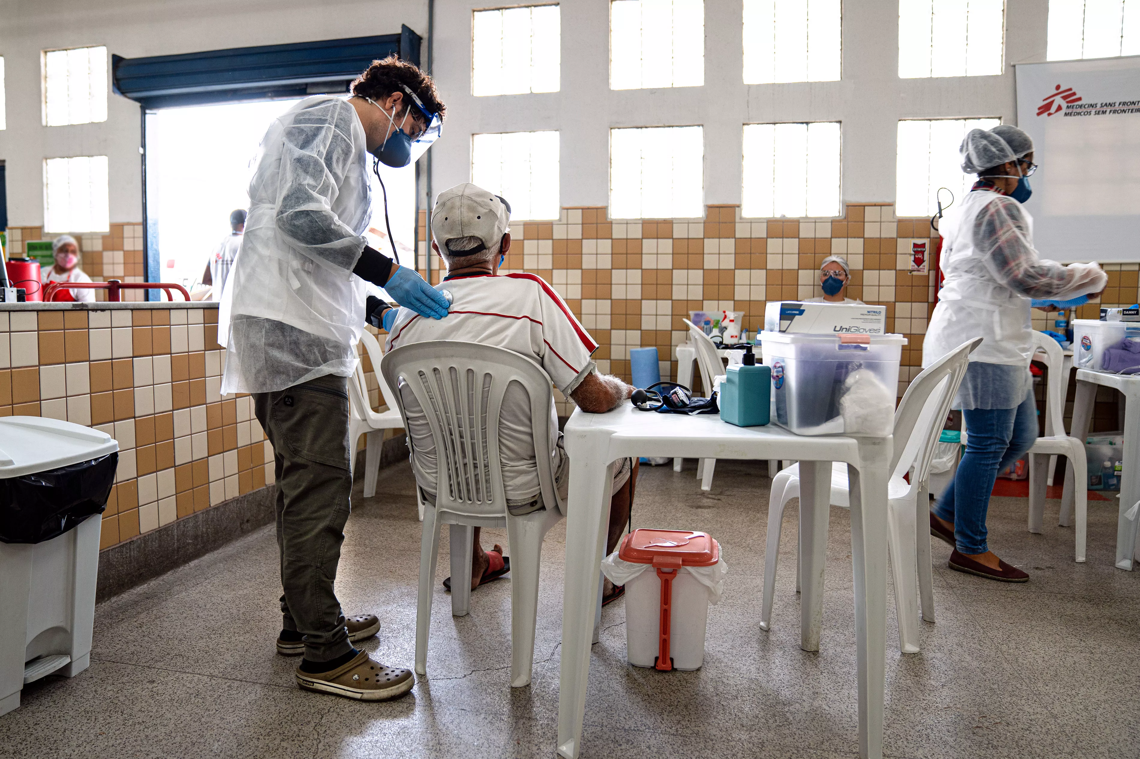 In addition to mobile clinics targeting people living in homelessness, in partnership with the city of Rio de Janeiro, MSF conducted health promotion, screening and medical care activities at a low-cost restaurant in Bonsucesso.