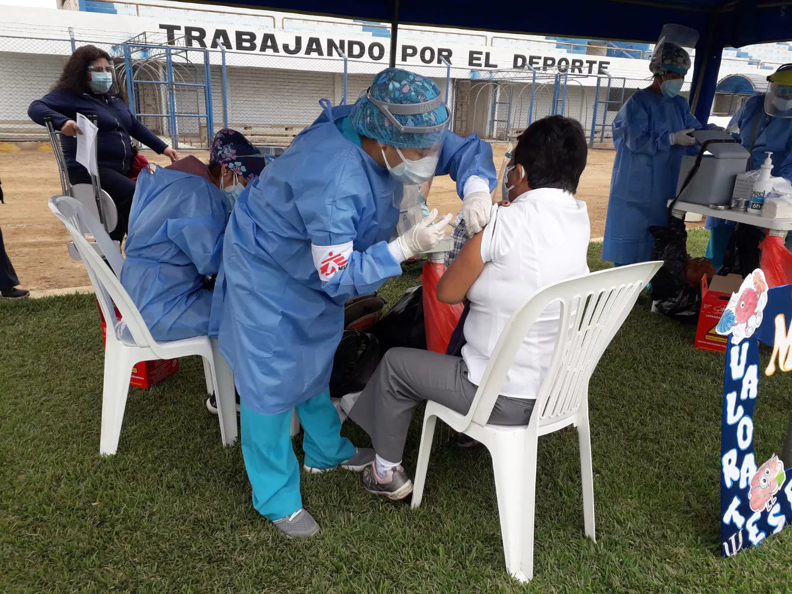 A new wave of COVID-19 has swept Peru since the start of 2021. MSF has launched an intervention in support of the health authorities in Huaura province, north of Lima, aimed at taking some pressure off the regional hospital in Huacho (the provincial capital) by treating patients who need isolation and oxygen therapy, but whose state is not as critical as to need the services of Huacho hospital.