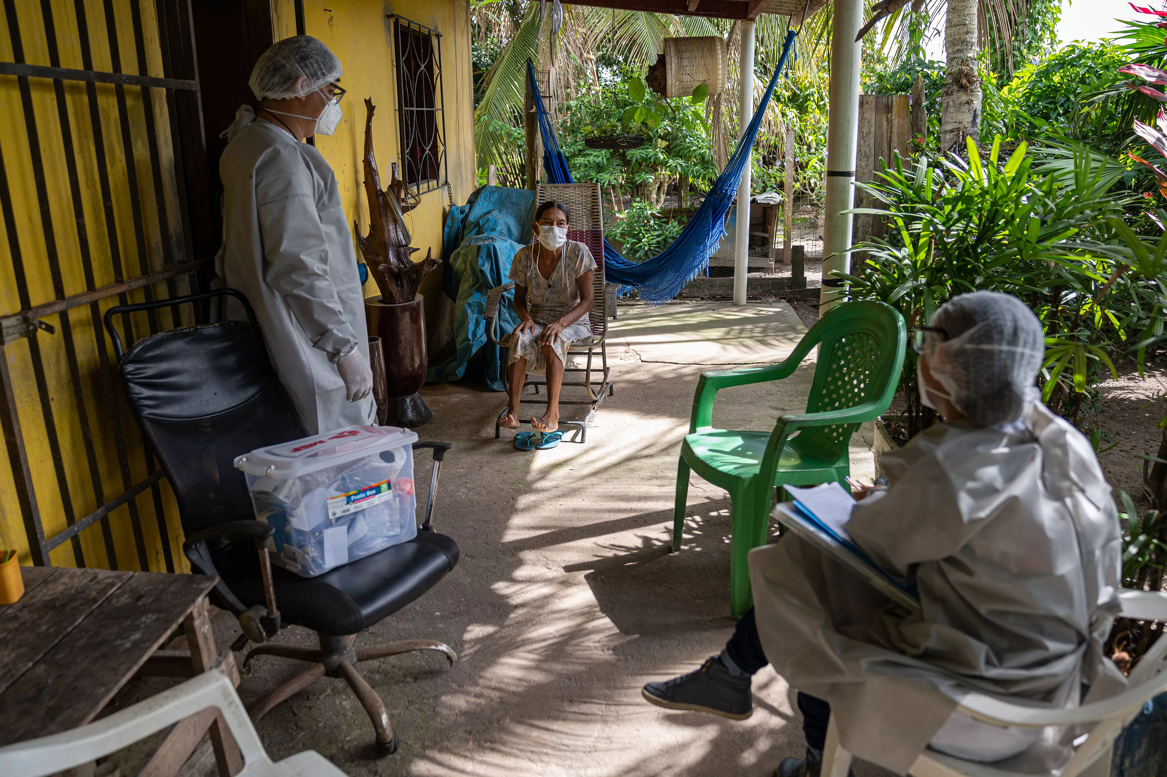 The MSF mobile clinic team visited post-discharge cases and patients in isolation in their home.