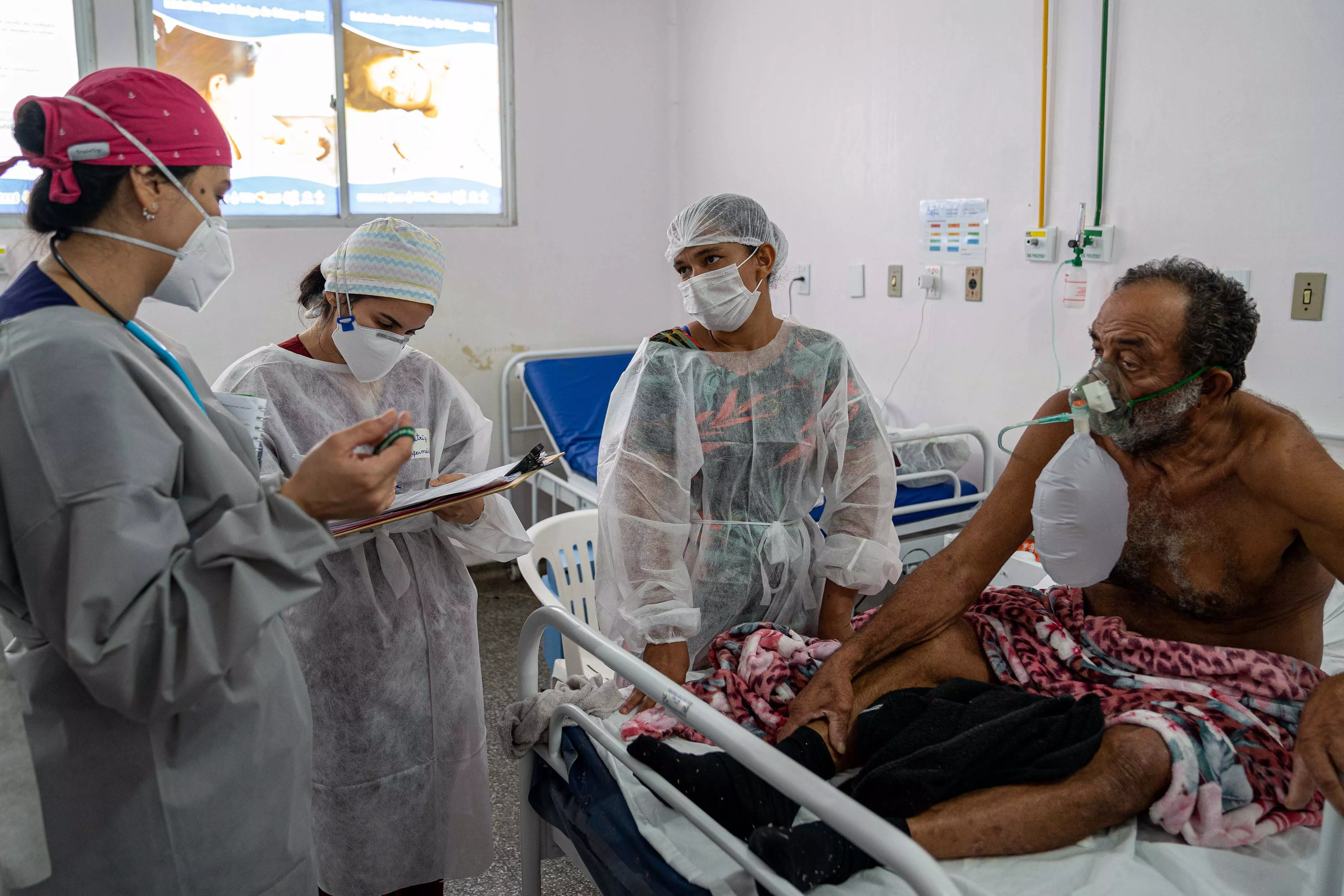 Caring for patients in Tefé. “We try to say to the teams that sometimes the smallest detail can make all the difference and may prevent a patient from getting worse. You’re not just writing down a number: What does that number mean? What is the reason? How should we treat that patient?" - Carolina Kennedy, MSF doctor. 