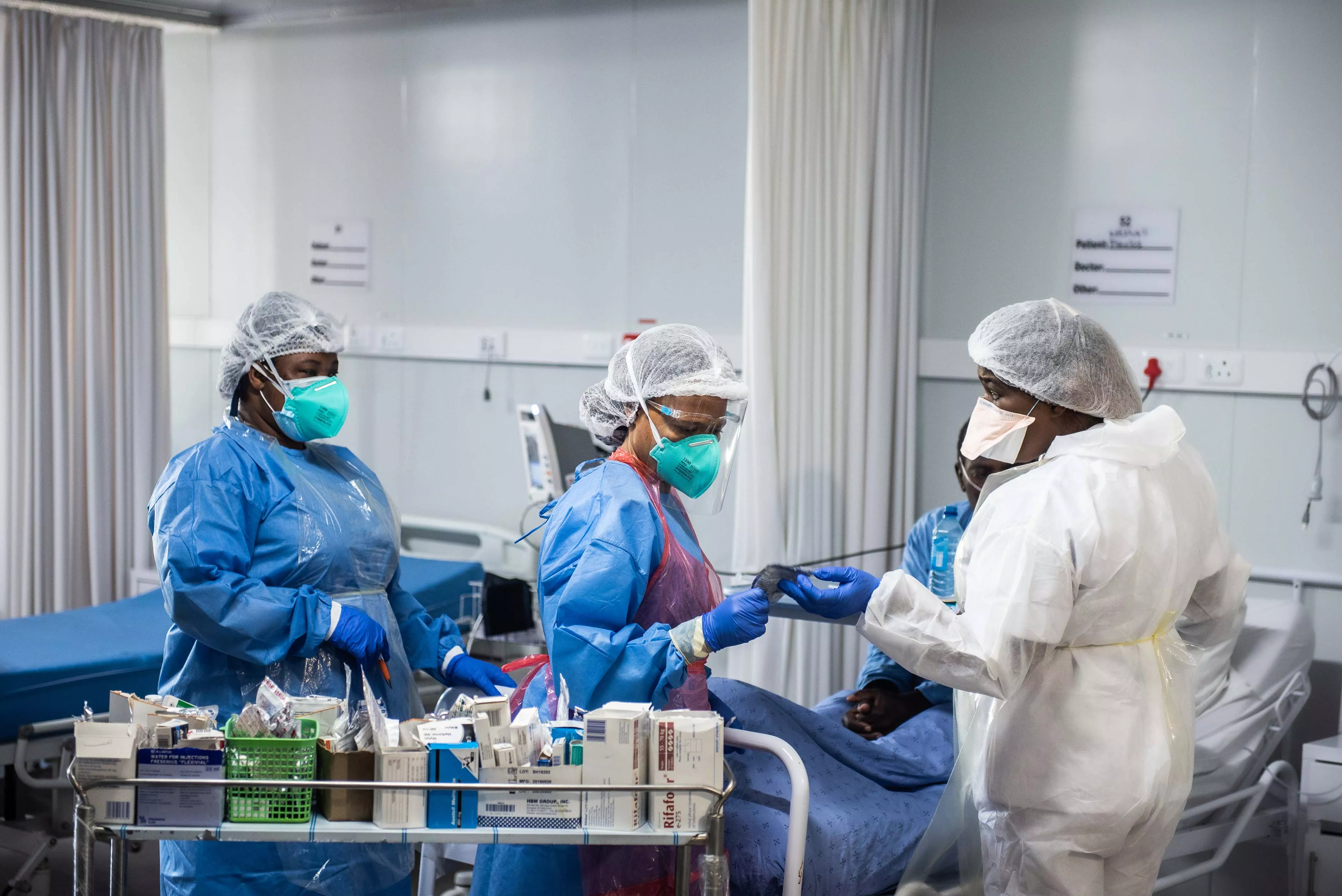 The rapid addition of inexperienced staff in an emergency situation, as happened in many hospitals during South Africa’s second COVID-19 wave, can produce challenges, which MSF witnessed first-hand in the field hospital at Ngwelezana Tertiary Hospital in northern KwaZulu-Natal. 