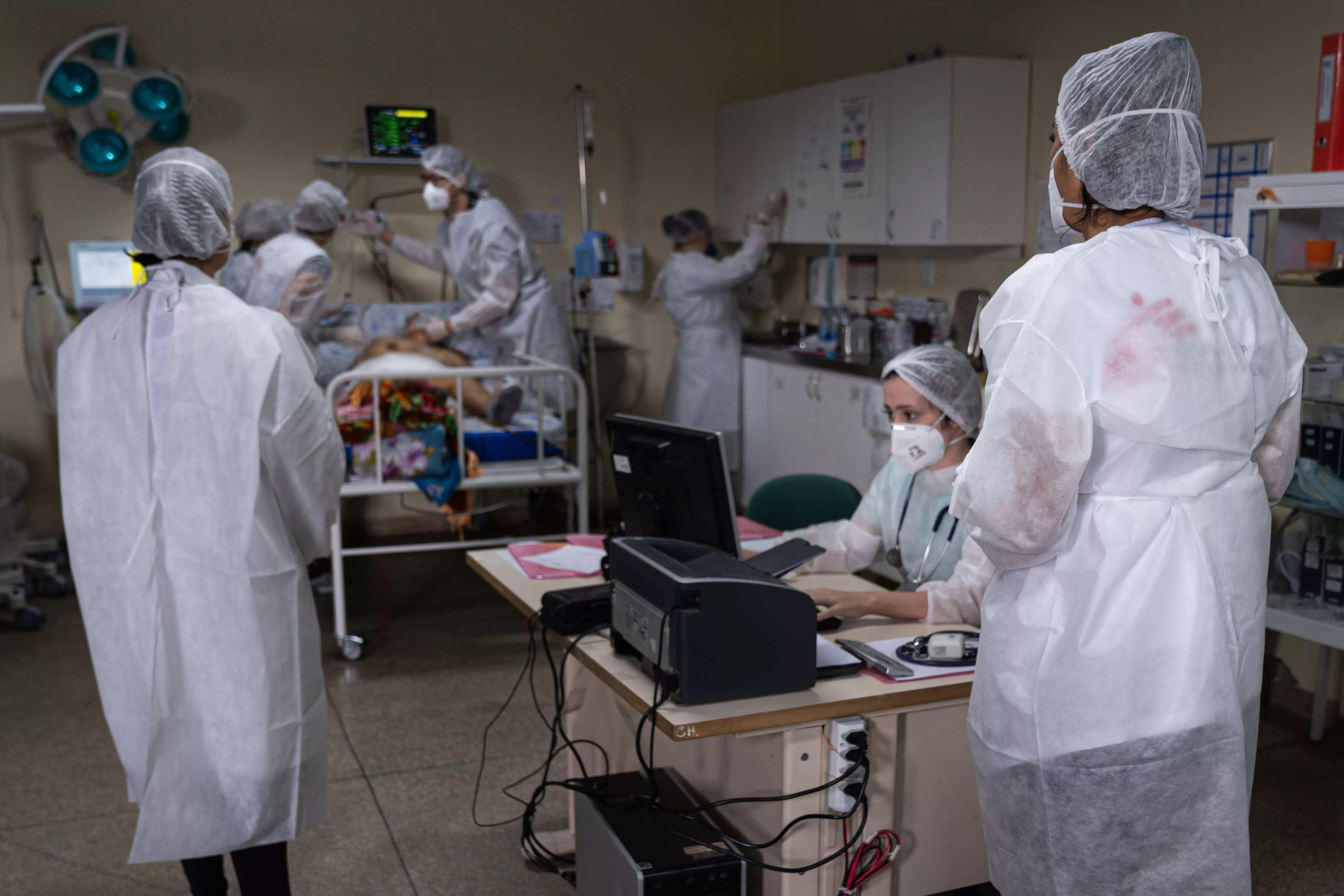 With a steep increase in the number of cases and deaths caused by COVID-19, the health care system in Manaus, the capital of the state of Amazonas, collapsed for the second time in January 2021. MSF supports 28 de Agosto and José Rodrigues Emergency Unit - depicted in these photos - with doctors, nurses and mental health care.