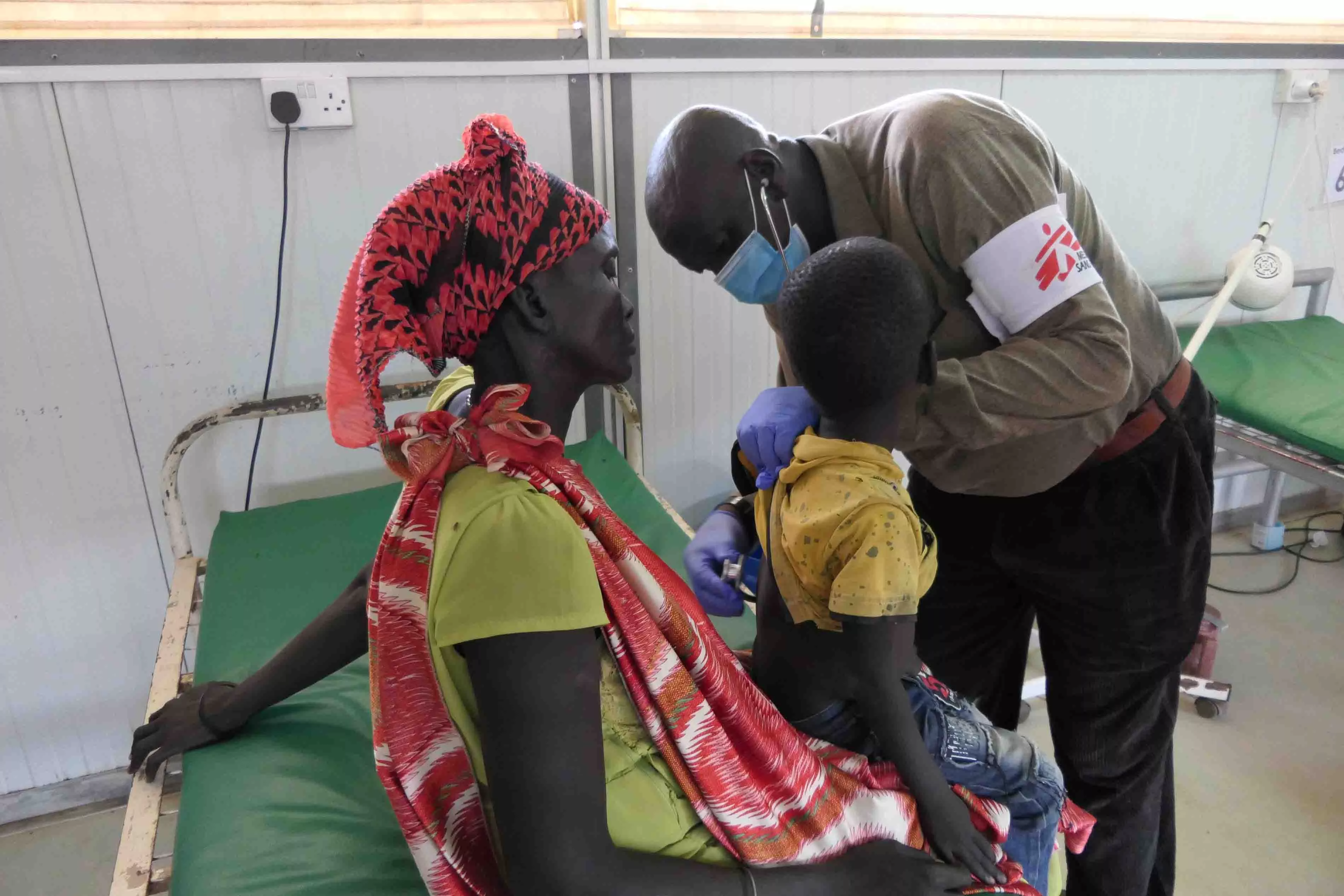 Kang Gatlok, 4 years old, during a medical consultation. Days before reaching the hospital, he tested positive for malaria. Despite receiving medication, fever persisted and his urine became dark. Then his mother decided to take him to the MSF hosptial in Bentiu camp where he was diagnosed with hepatitis E.
