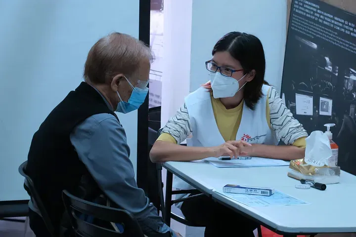 MSF collaborated with local NGOs to support vulnerable groups during the COVID Omicron wave, Hong Kong, March 2022.