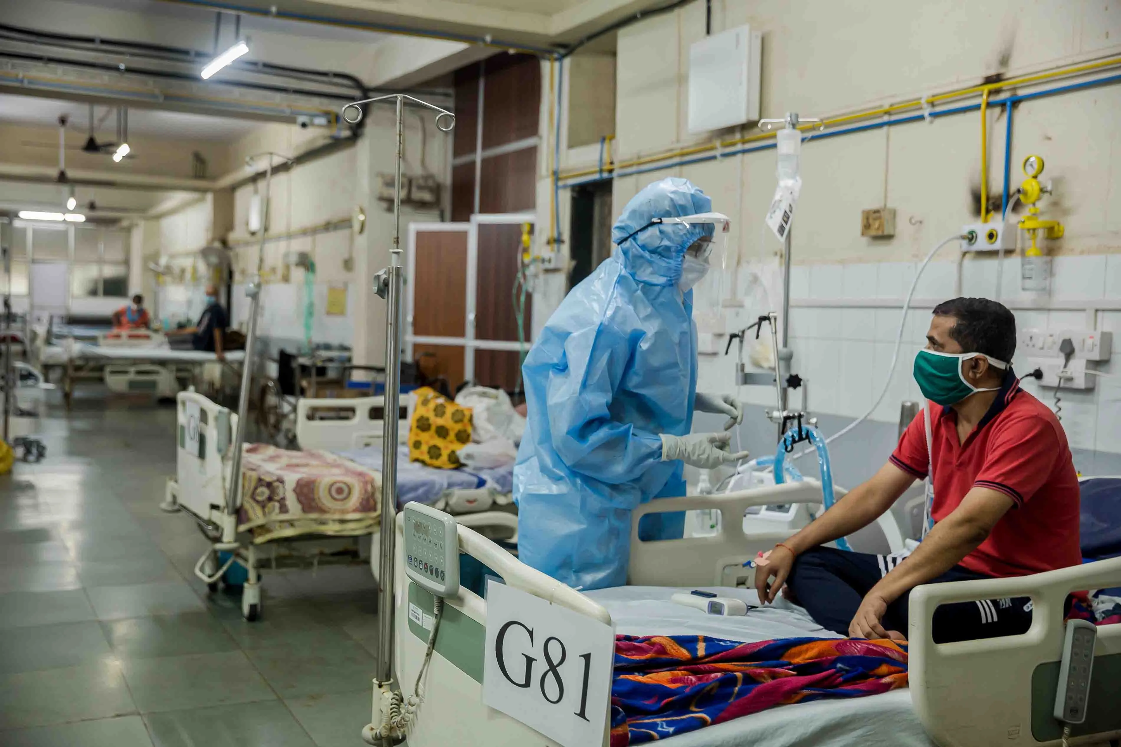 MSF's Dr Ilham checking on a patient at a hospital in Mumbai, India.