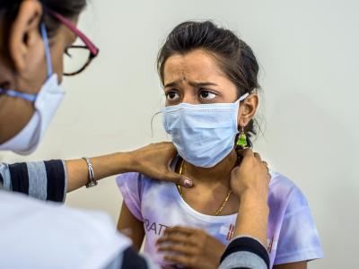 MSF Doctor Joan providing a consultation to Nischaya, an XDR-TB patient, in the MSF clinic in Mumbai, 2016