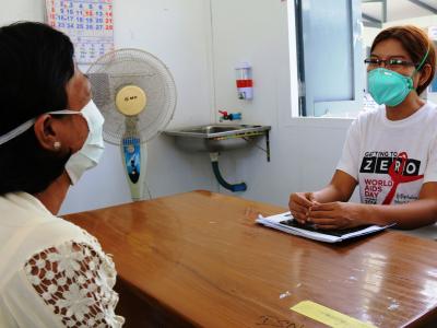 MSF staff conducts a medical consultation with a female MDR-TB patient at MSF’s Insein Prison clinic, Yangon, Myanmar.