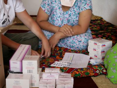 MSF nurse Cindy Gibb in Tajikistan counts out a monthly supply of drugs that will be taken by two members of the same family who are being treated for multi-drug resistant tuberculosis. 