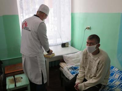 Vladimir Shalashniy, Coordinator for MSF’s post-release activities, is checking up on a 31-year old patient who is staying at the Artyomovsk TB dispensary.