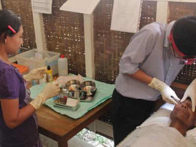 An MSF doctor begins the process for the CMV injection treatment.