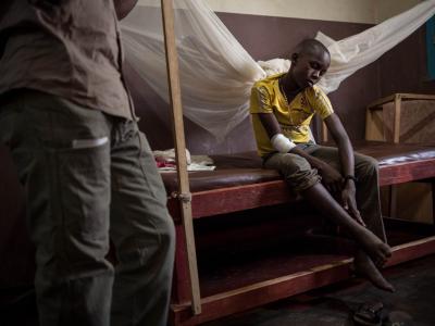 Bonaventure Ndjekpe, 14, is being kept under surveillance at Paoua Hospital, northwestern Central African Republic, supported by MSF. He would have been bitten on the heel by a snake on Christmas Eve, but there is no sign of blood poisoning. 2018.